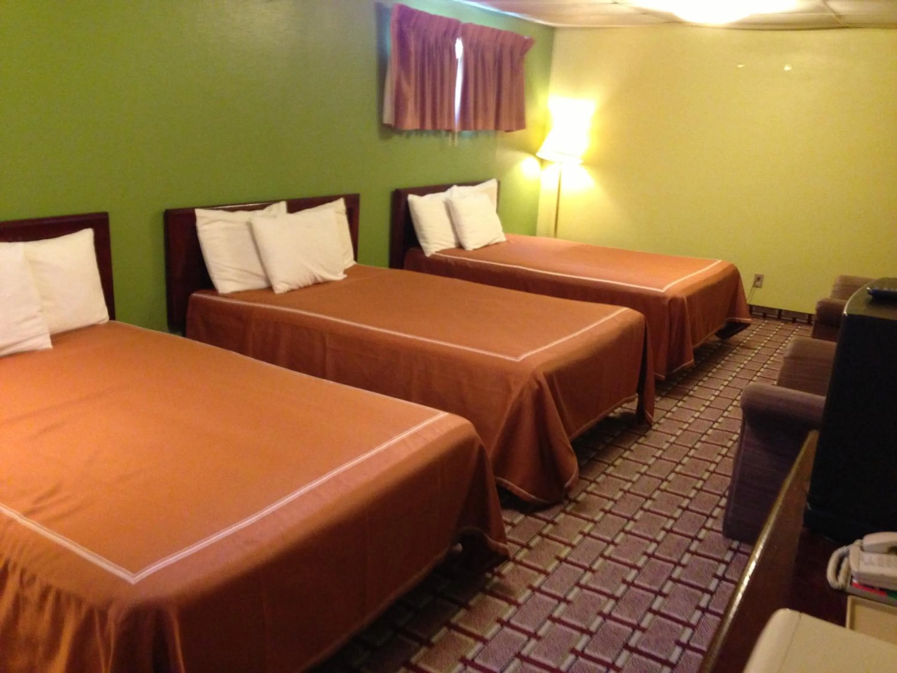 Bedroom in Red Carpet Inn Niagara Falls