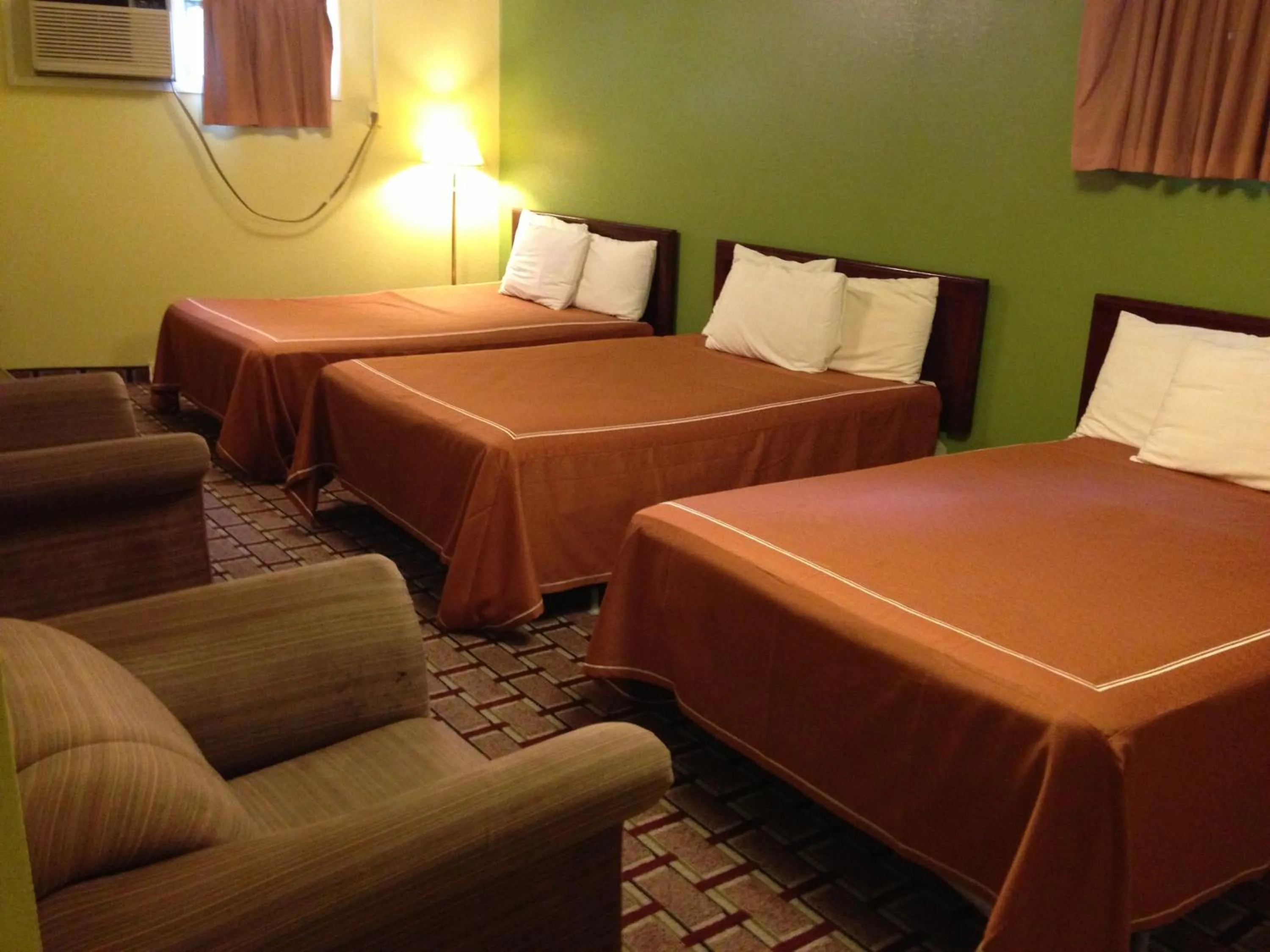 Bedroom in Red Carpet Inn Niagara Falls