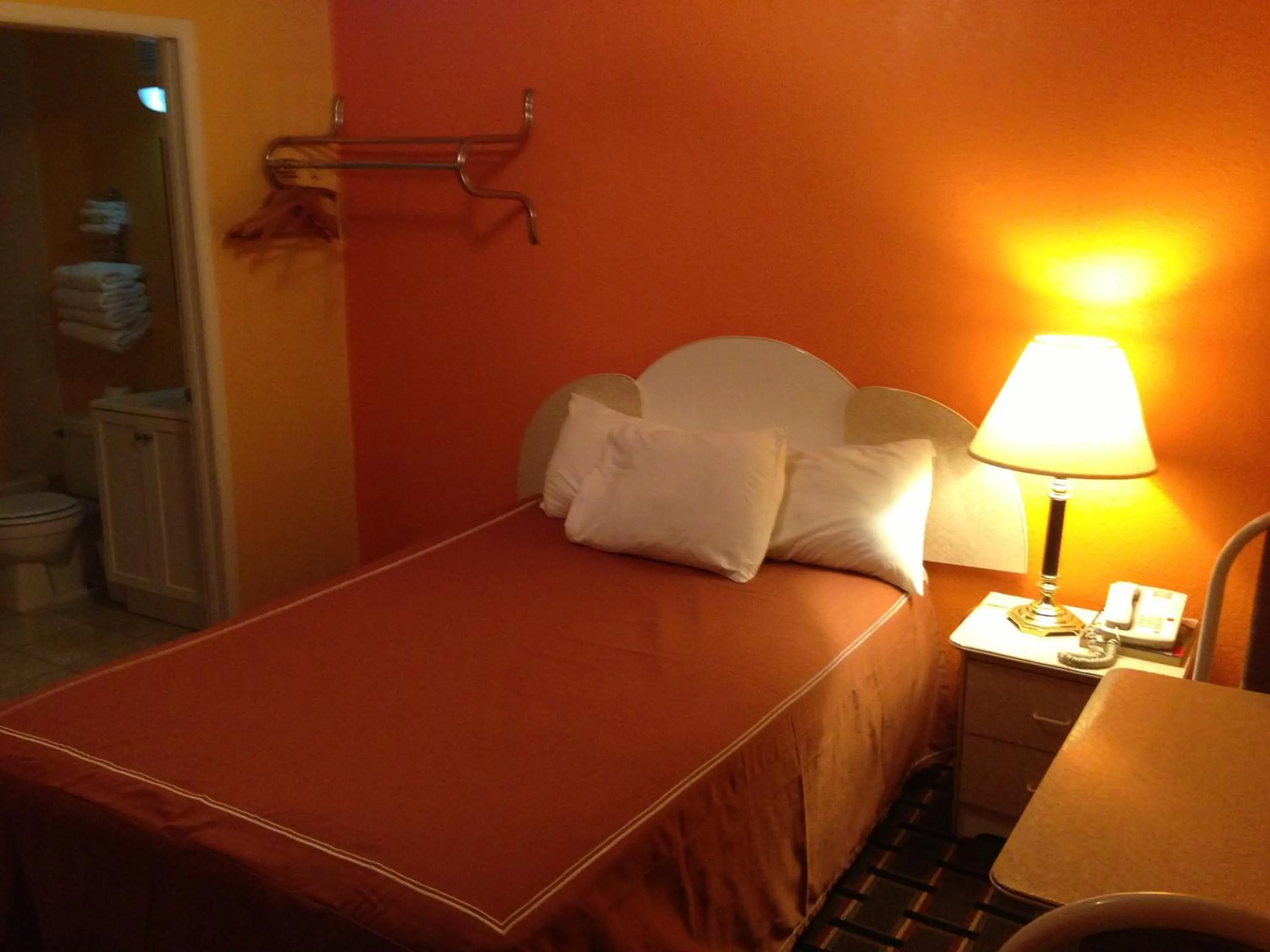 Bedroom in Red Carpet Inn Niagara Falls