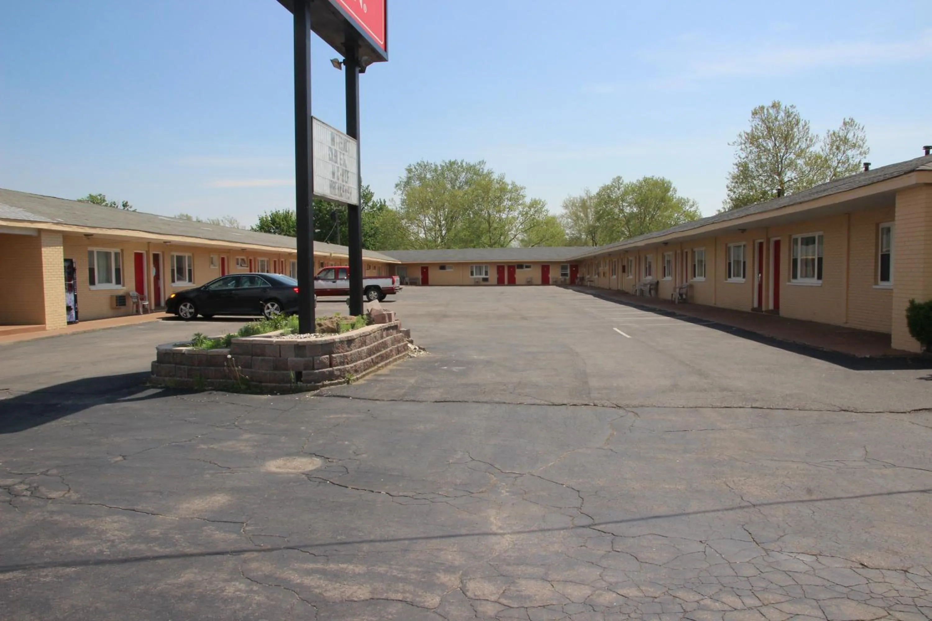 Property building in Red Carpet Inn Niagara Falls