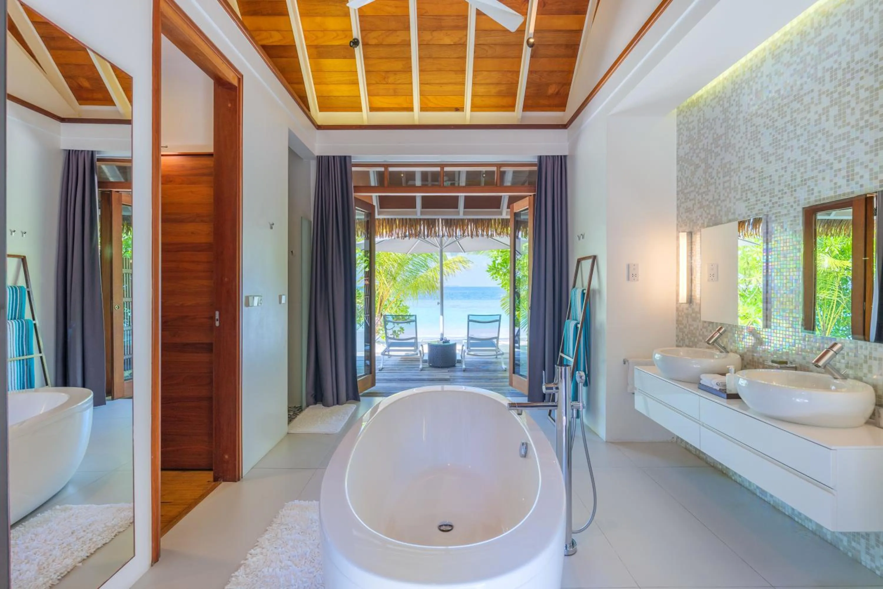 Bathroom, Bed in Kandolhu Maldives