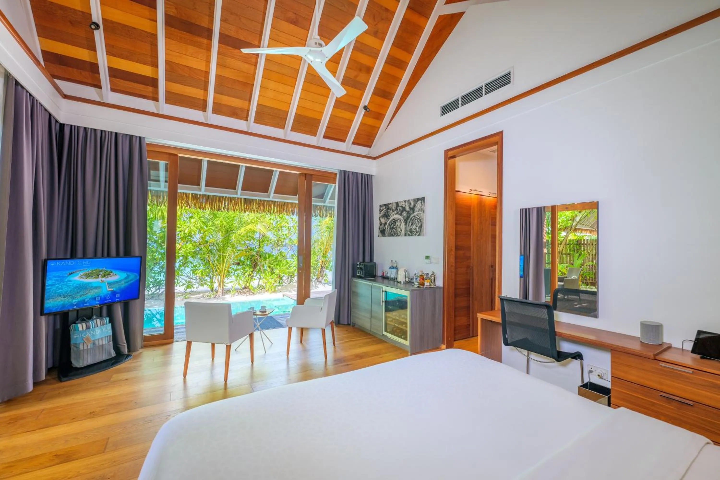 TV and multimedia, Bed in Kandolhu Maldives