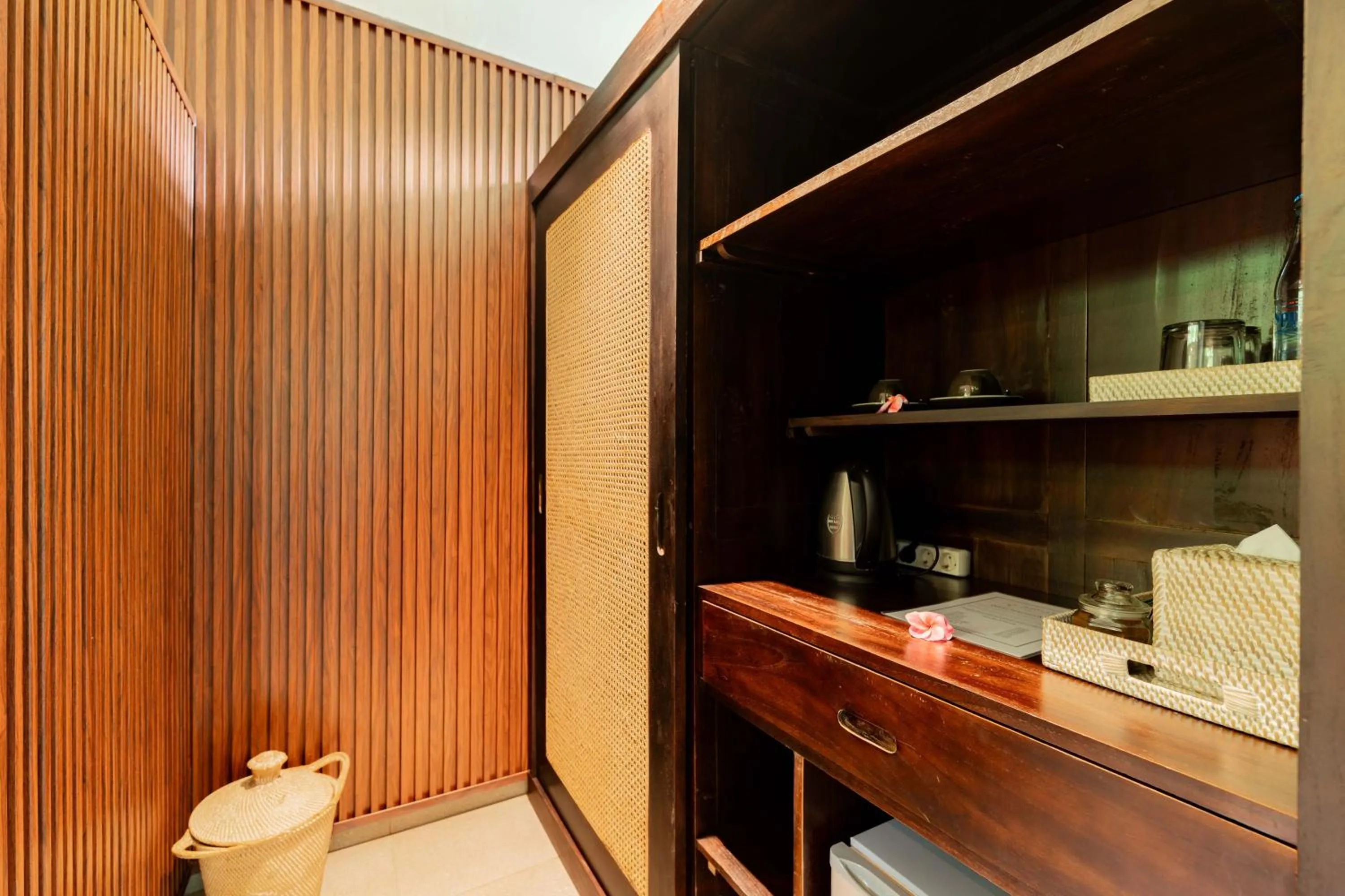 Coffee/tea facilities in Sama's Cottages and Villas