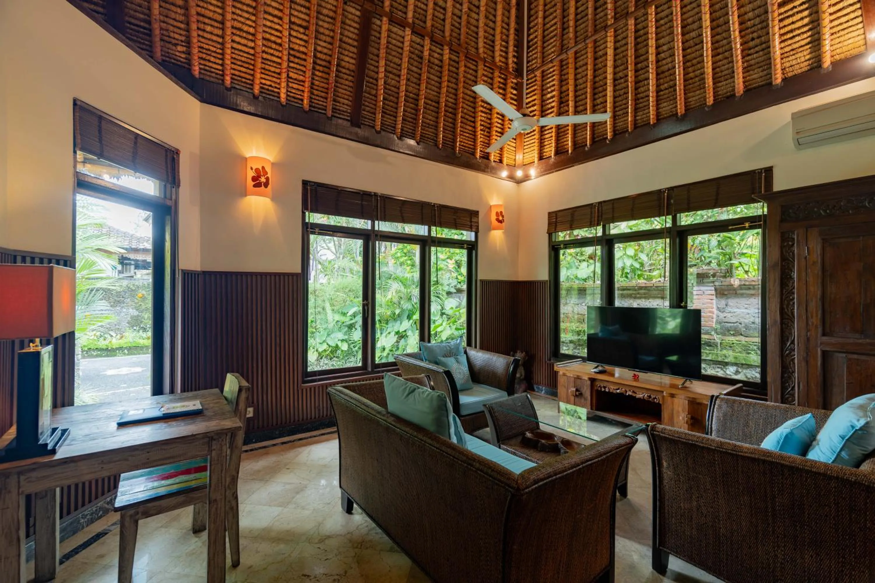 TV and multimedia in Sama's Cottages and Villas