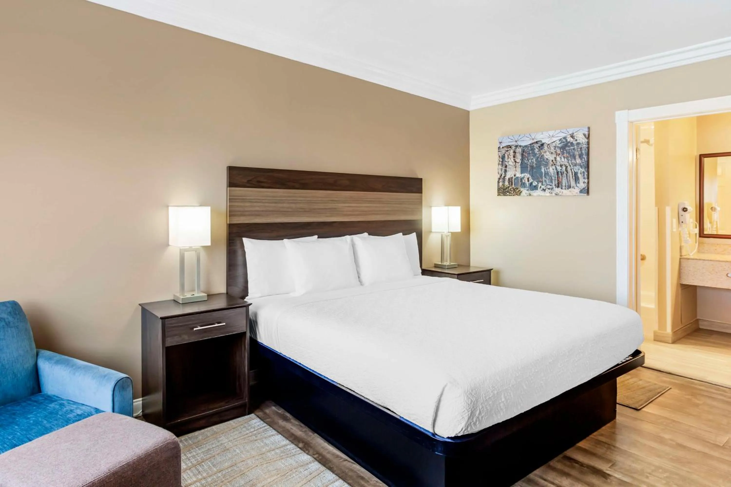 Bedroom, Bed in Best Western China Lake Inn