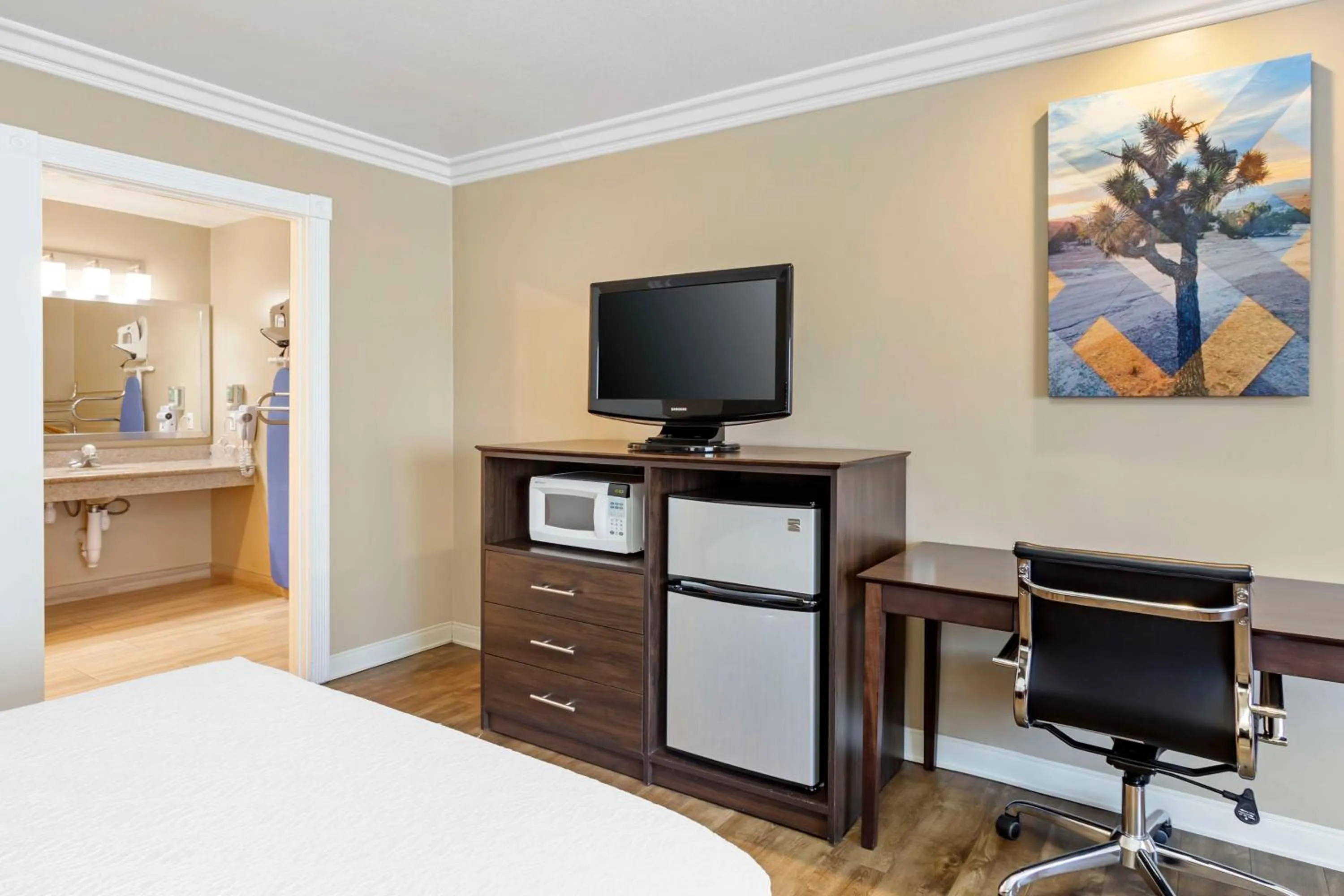 Other, Bed in Best Western China Lake Inn