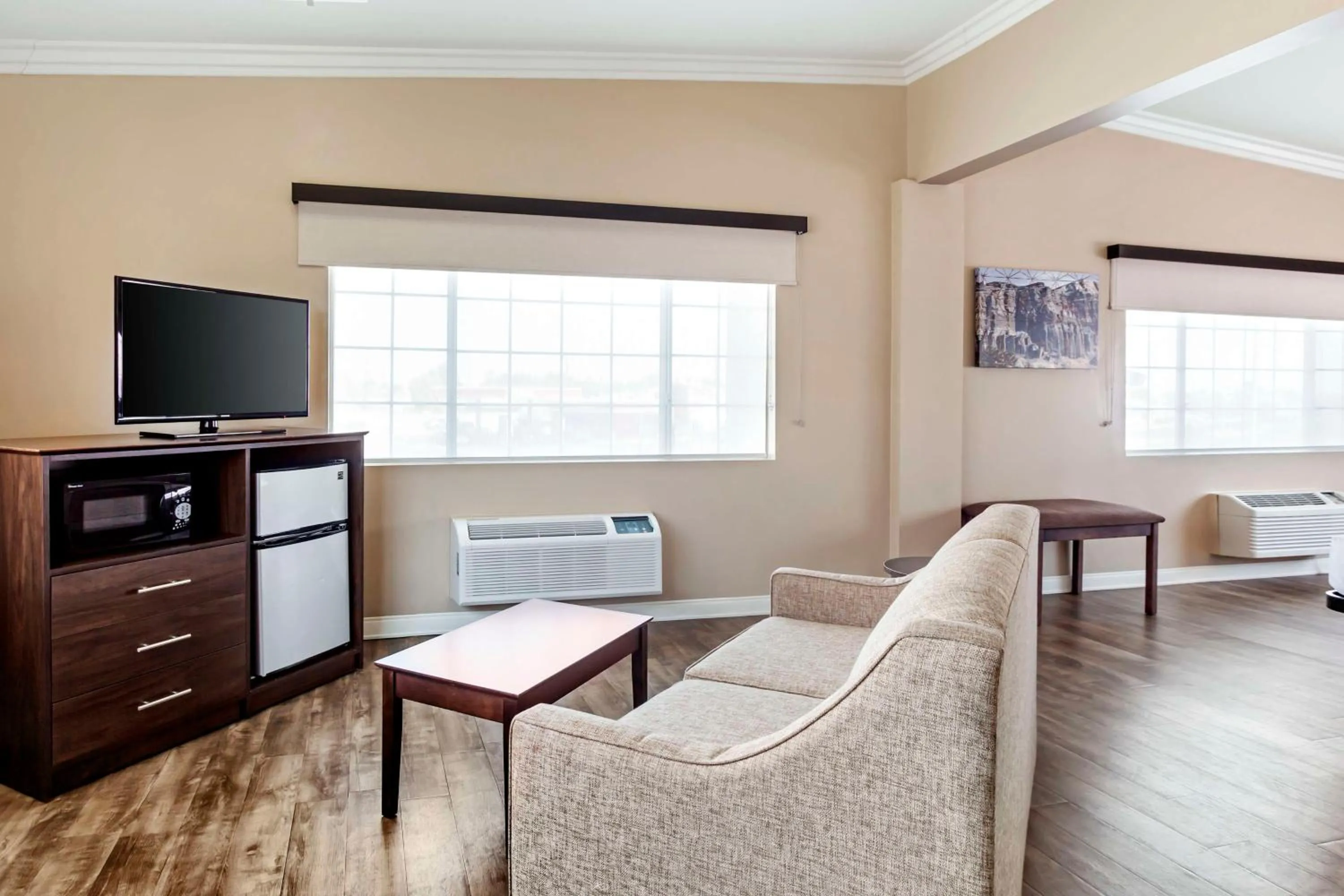 Bedroom in Best Western China Lake Inn