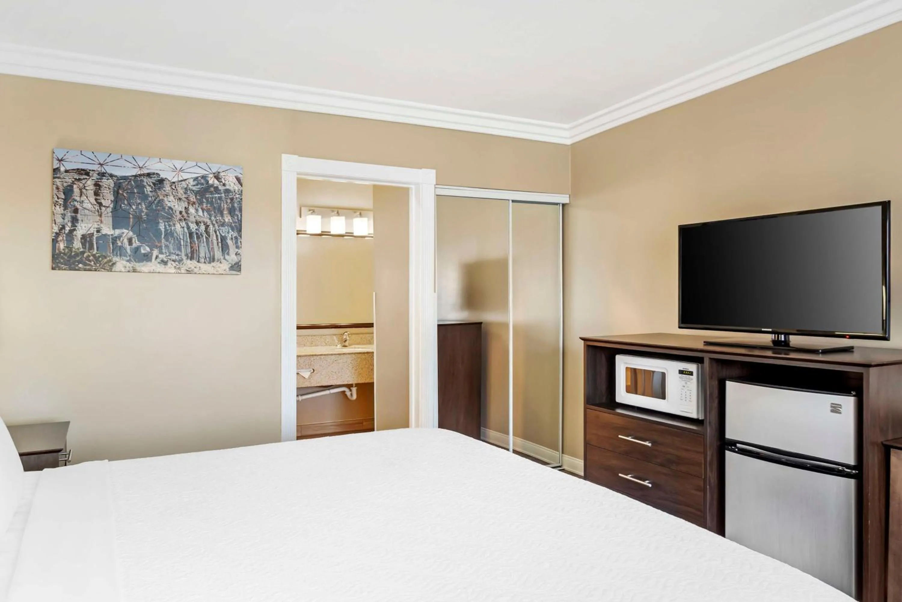 Bedroom, Bed in Best Western China Lake Inn