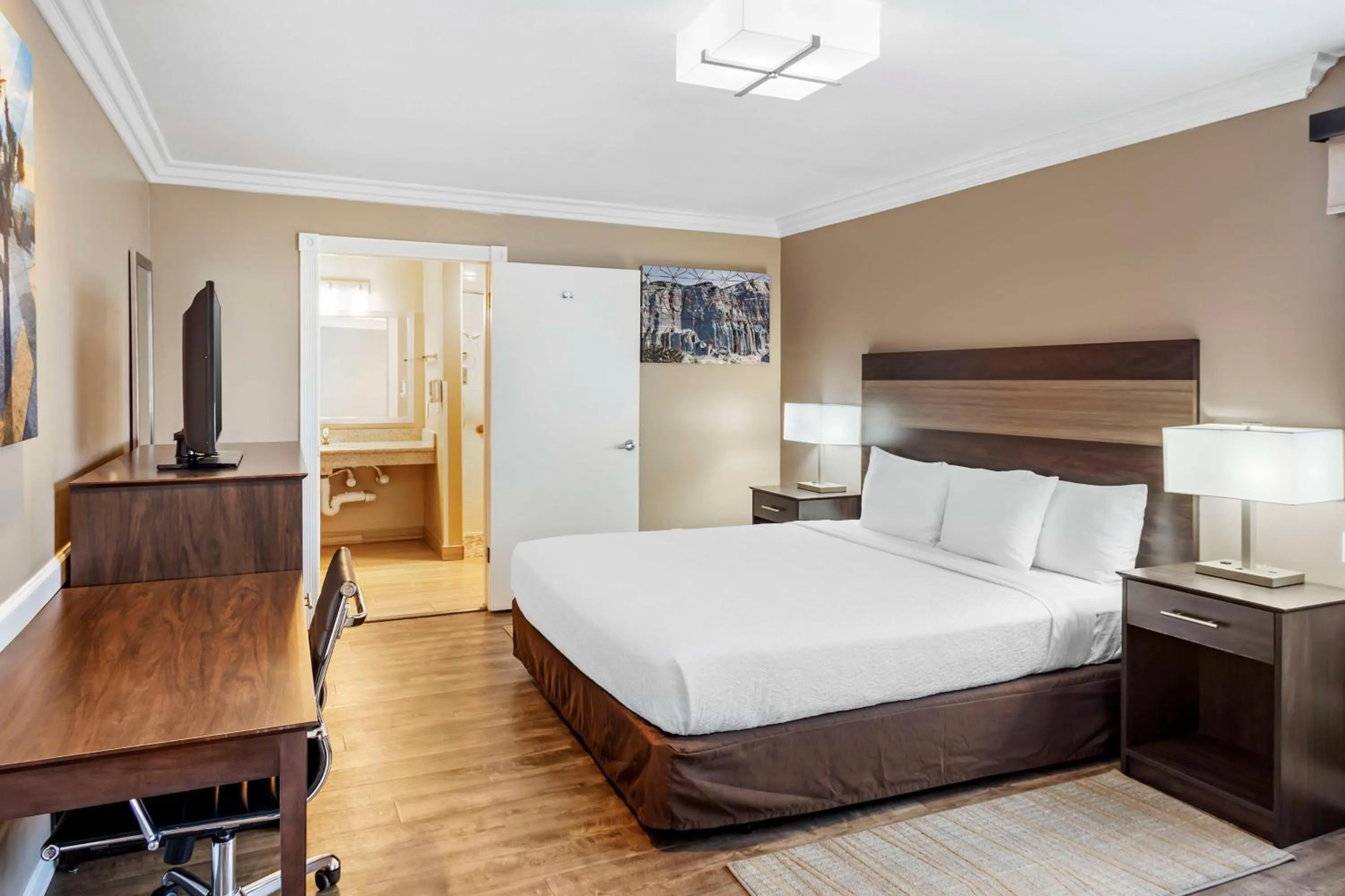 Bedroom, Bed in Best Western China Lake Inn