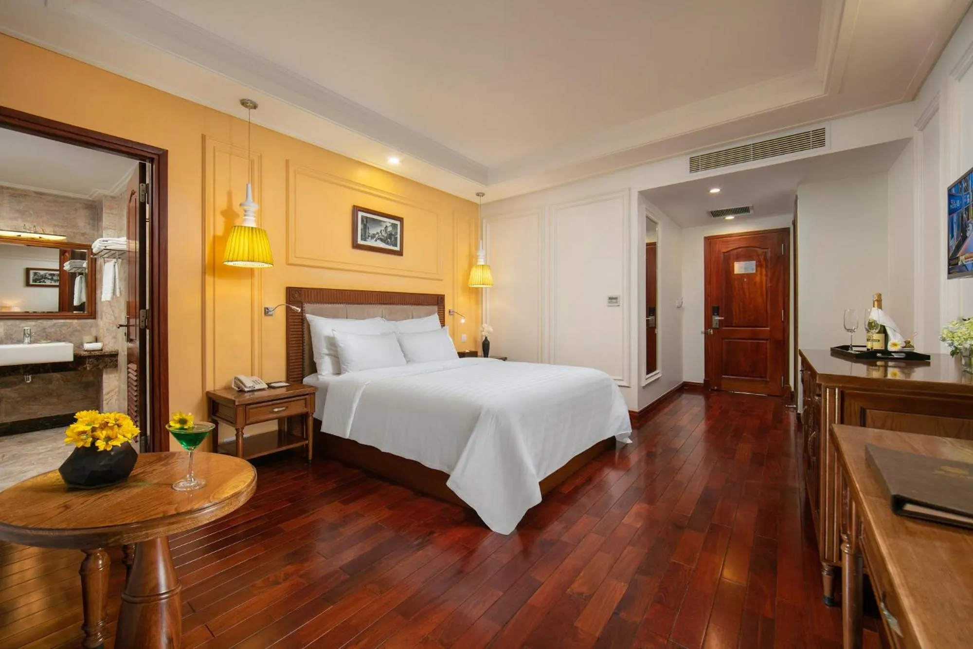 Photo of the whole room, Bed in Hanoi Pearl Hotel