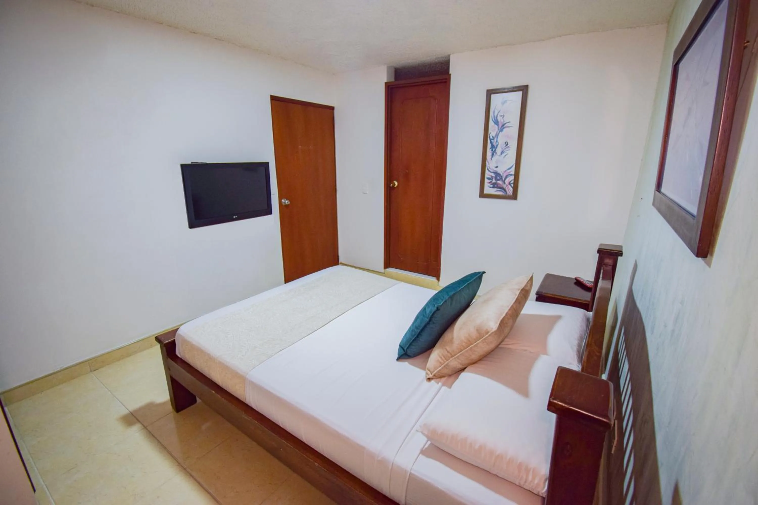 Communal lounge/ TV room, Bed in Hotel Toledo Plaza