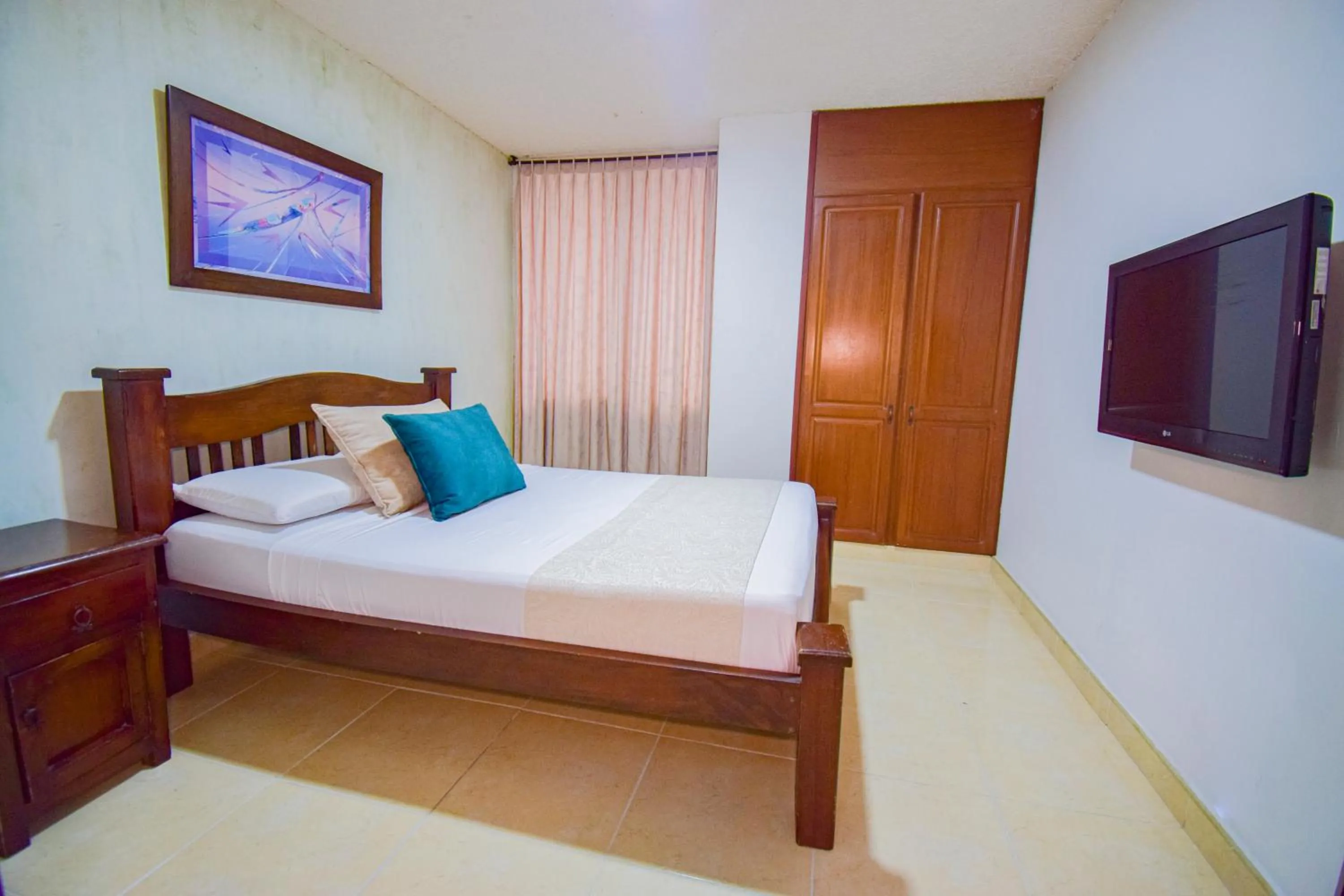 Communal lounge/ TV room, Bed in Hotel Toledo Plaza