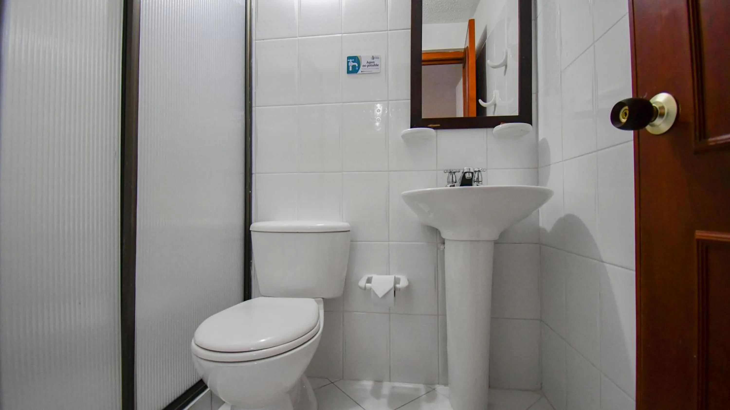 Shower in Hotel Toledo Plaza