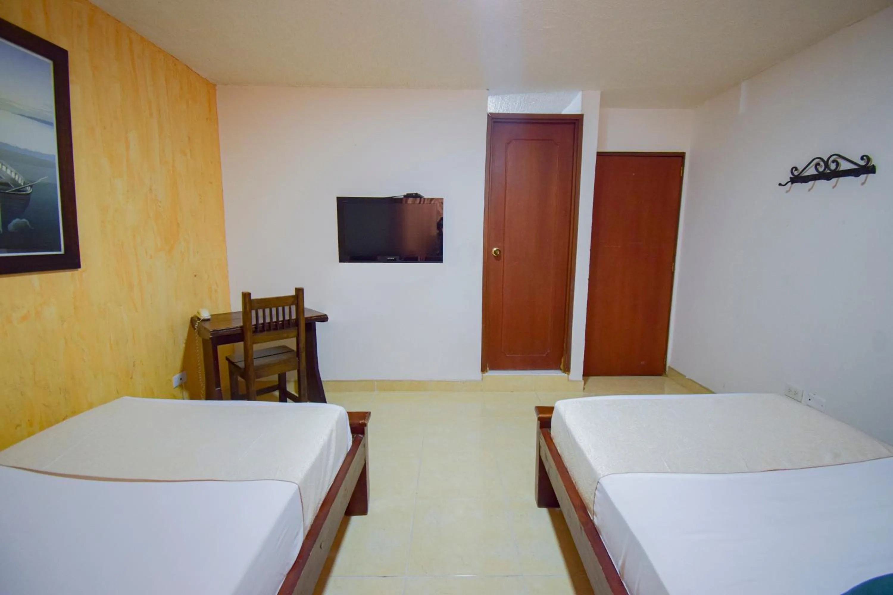 Communal lounge/ TV room, Bed in Hotel Toledo Plaza