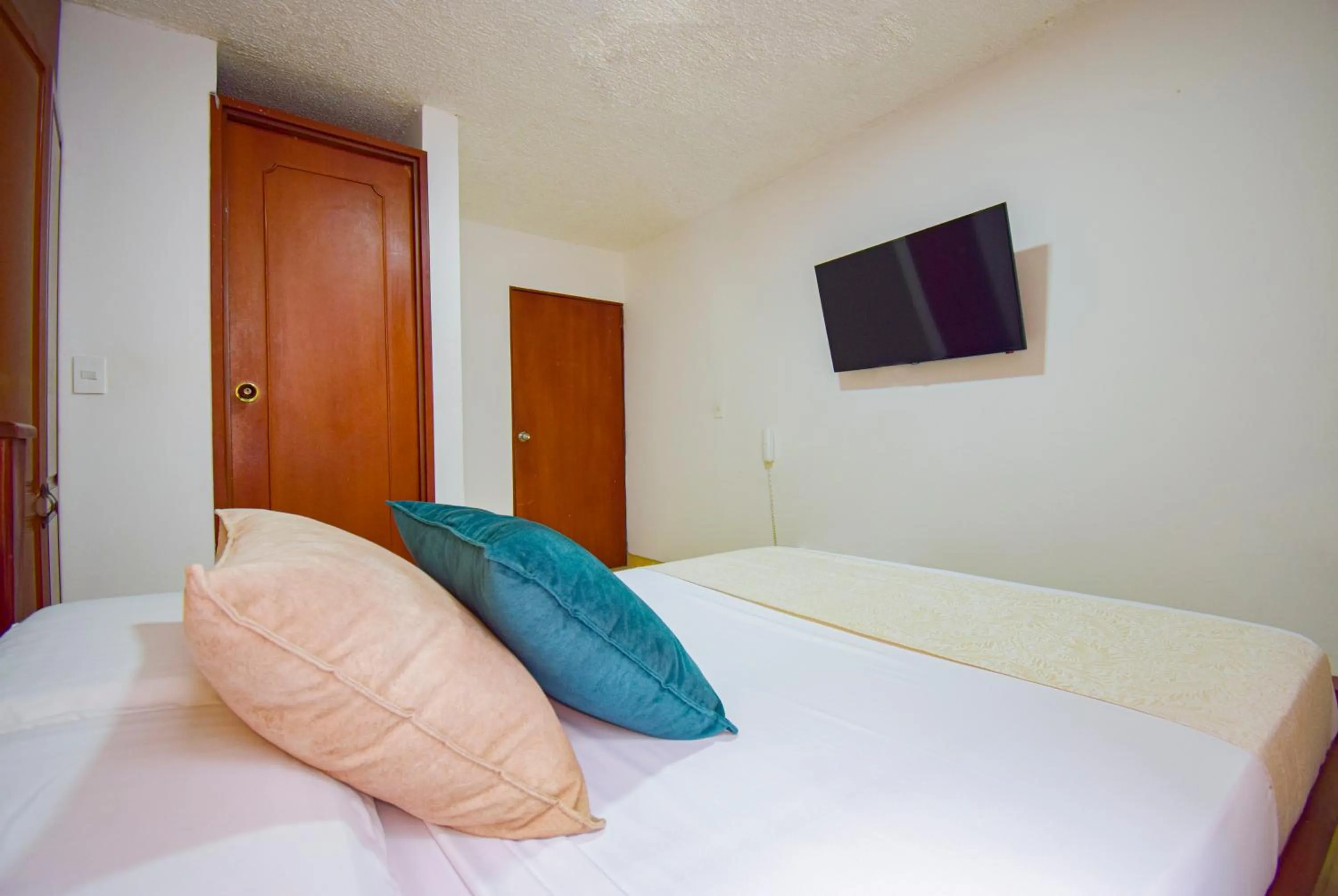 Bed in Hotel Toledo Plaza