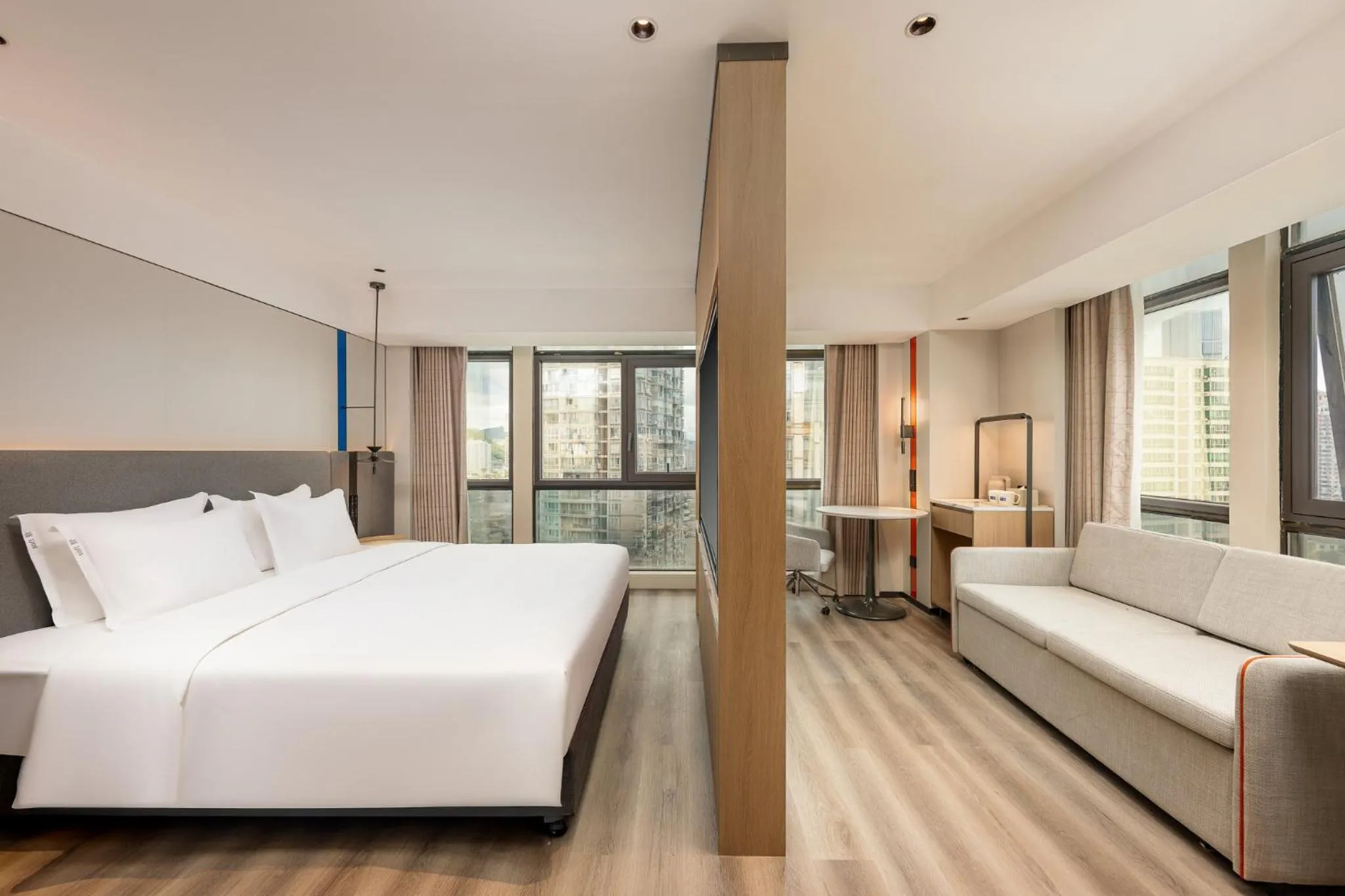 Photo of the whole room, Bed in Holiday Inn Express Guiyang Downtown by IHG