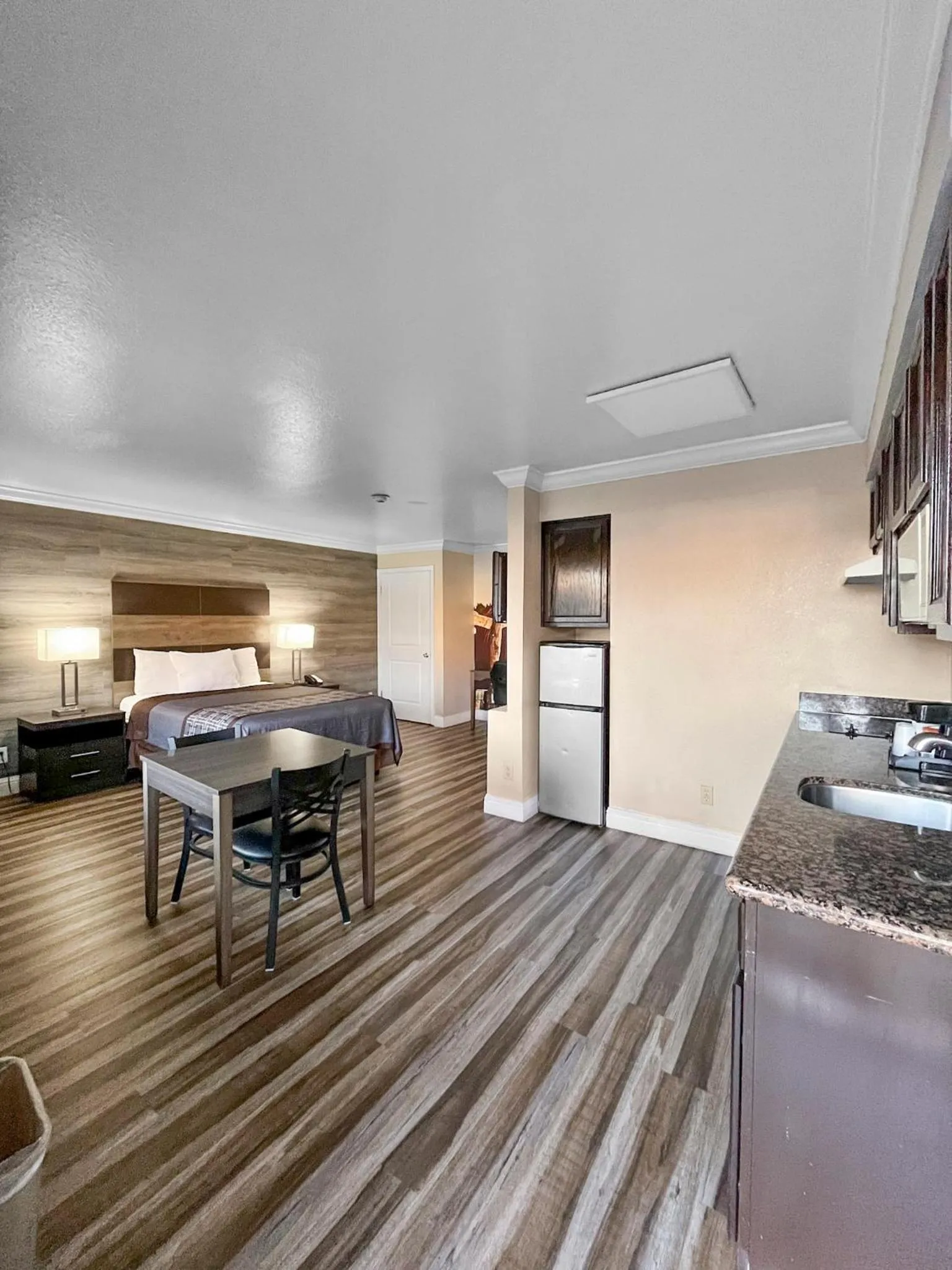 Kitchen or kitchenette in Rodeo Lodge