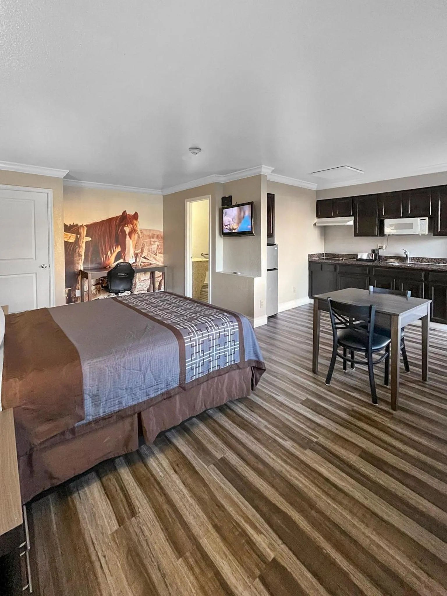 Photo of the whole room, Bed in Rodeo Lodge