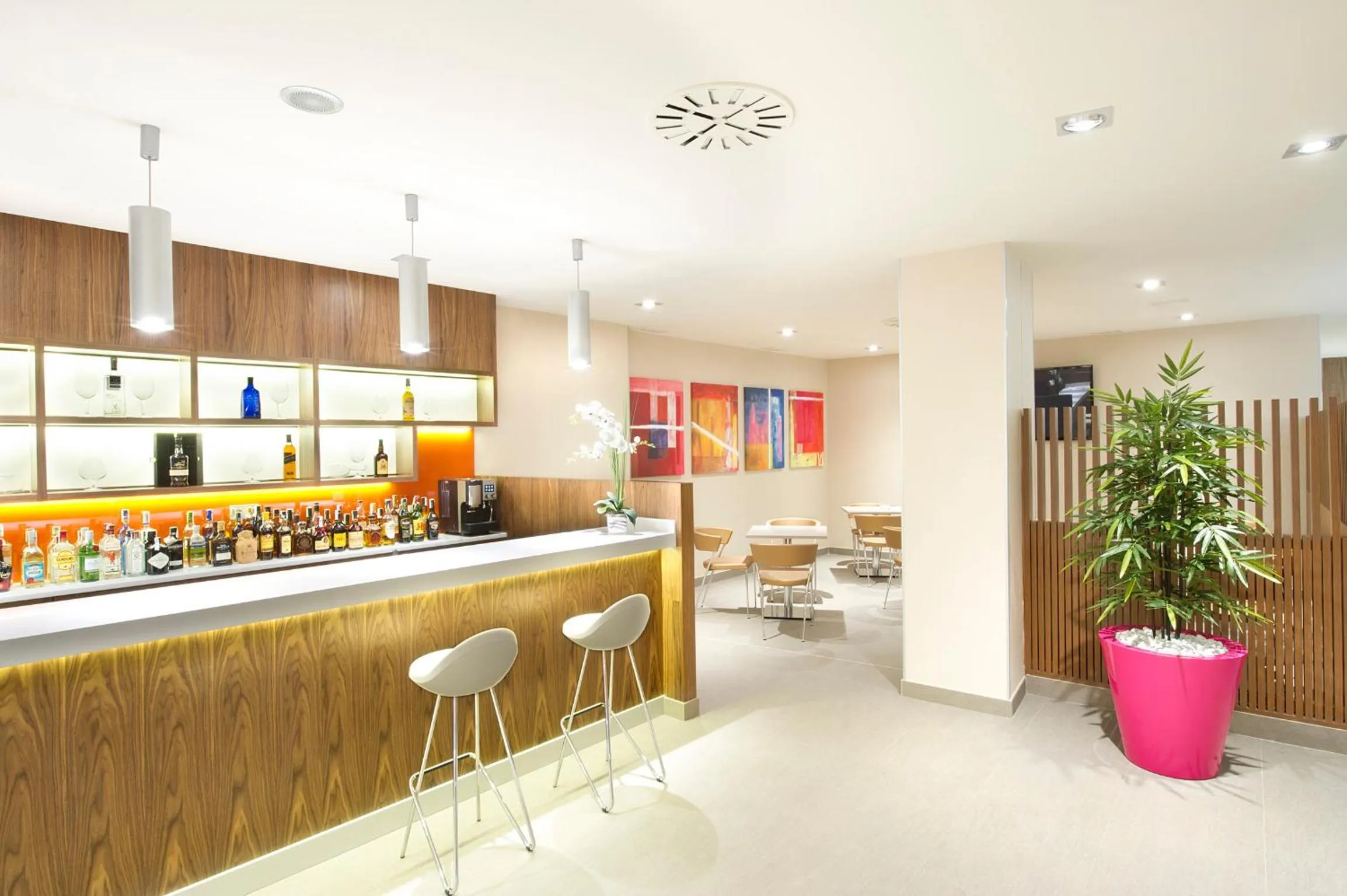 Lounge or bar in Sercotel Ciudad de Miranda