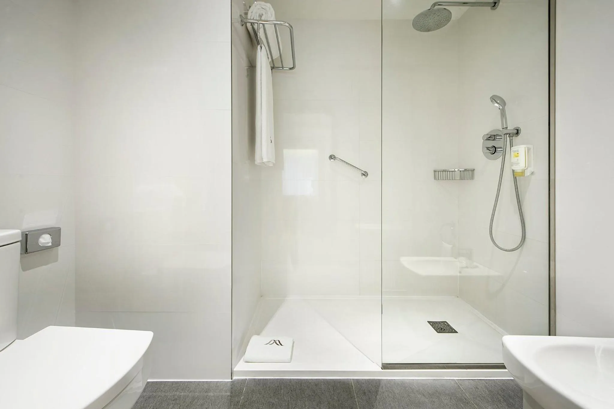 Shower in Sercotel Ciudad de Miranda