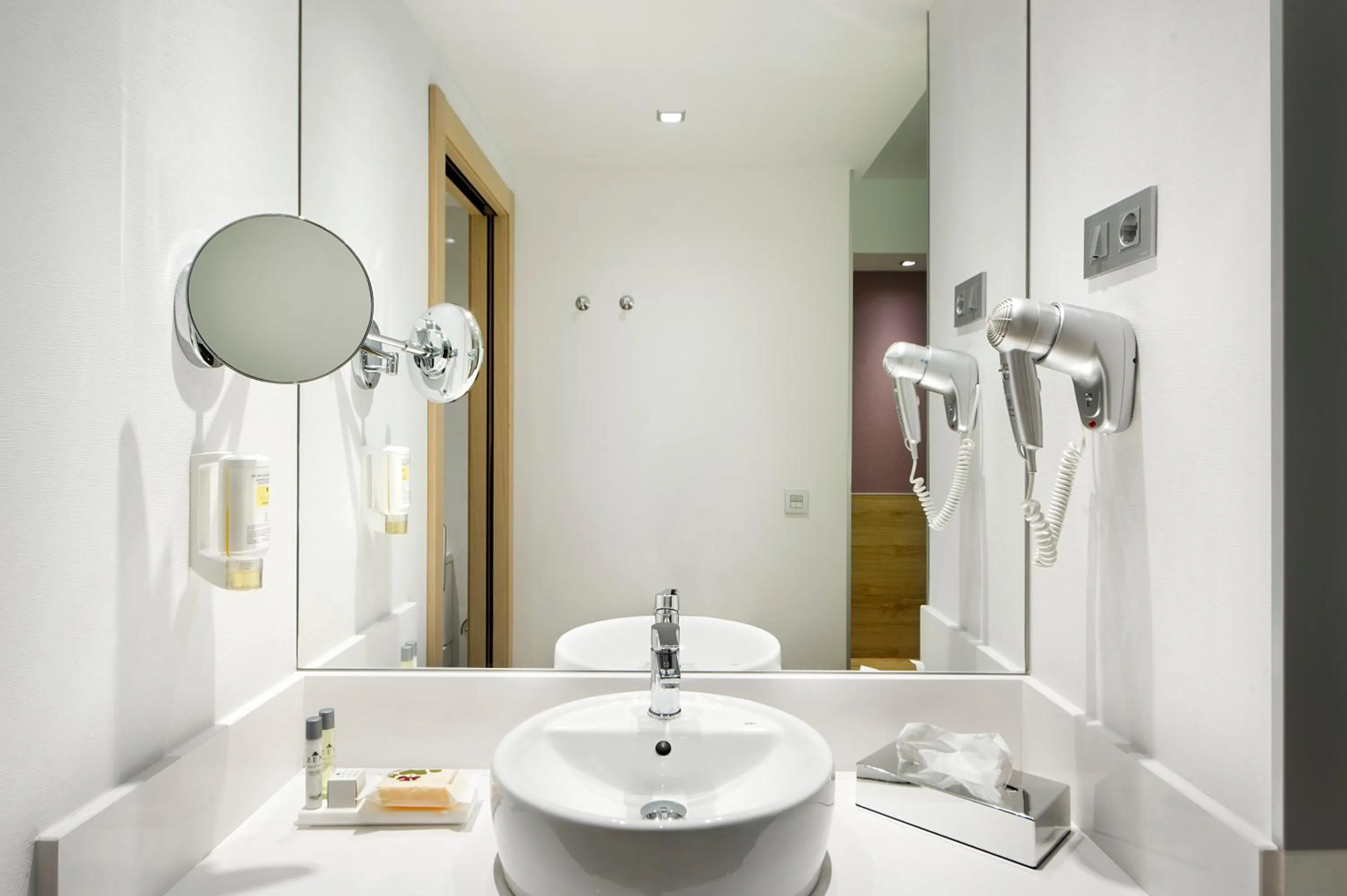 Toilet in Sercotel Ciudad de Miranda