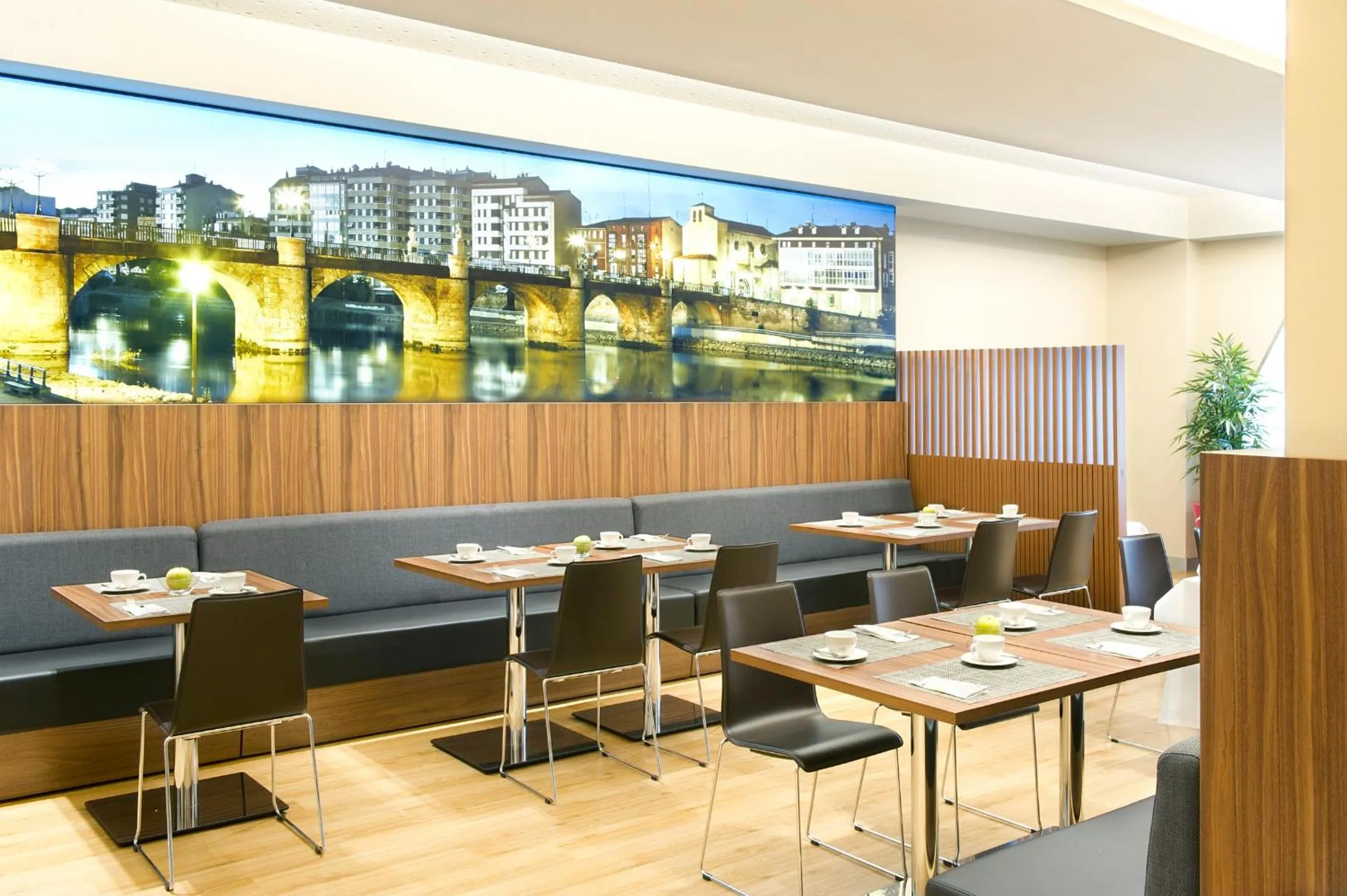 Restaurant/places to eat in Sercotel Ciudad de Miranda