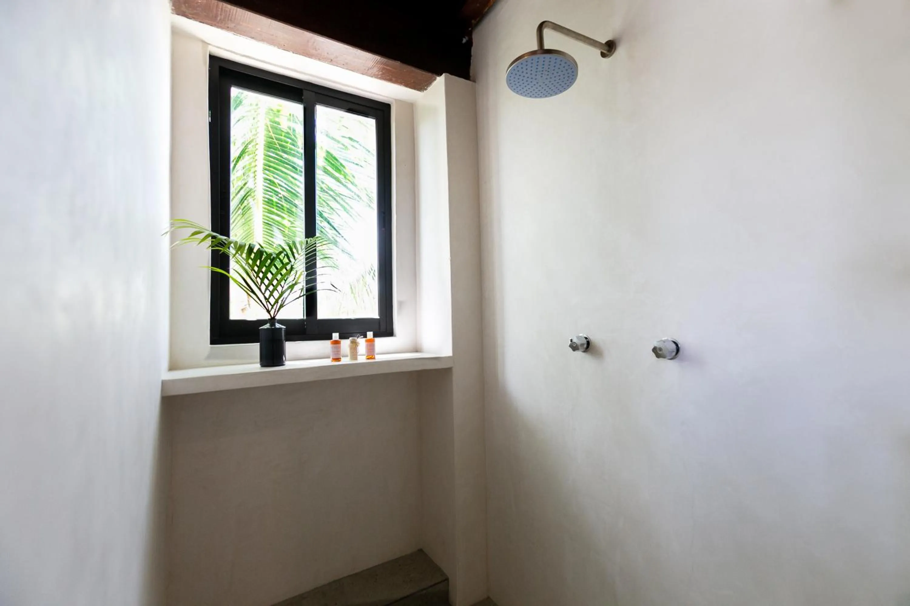 Bathroom in Mohave Jungle Rooms