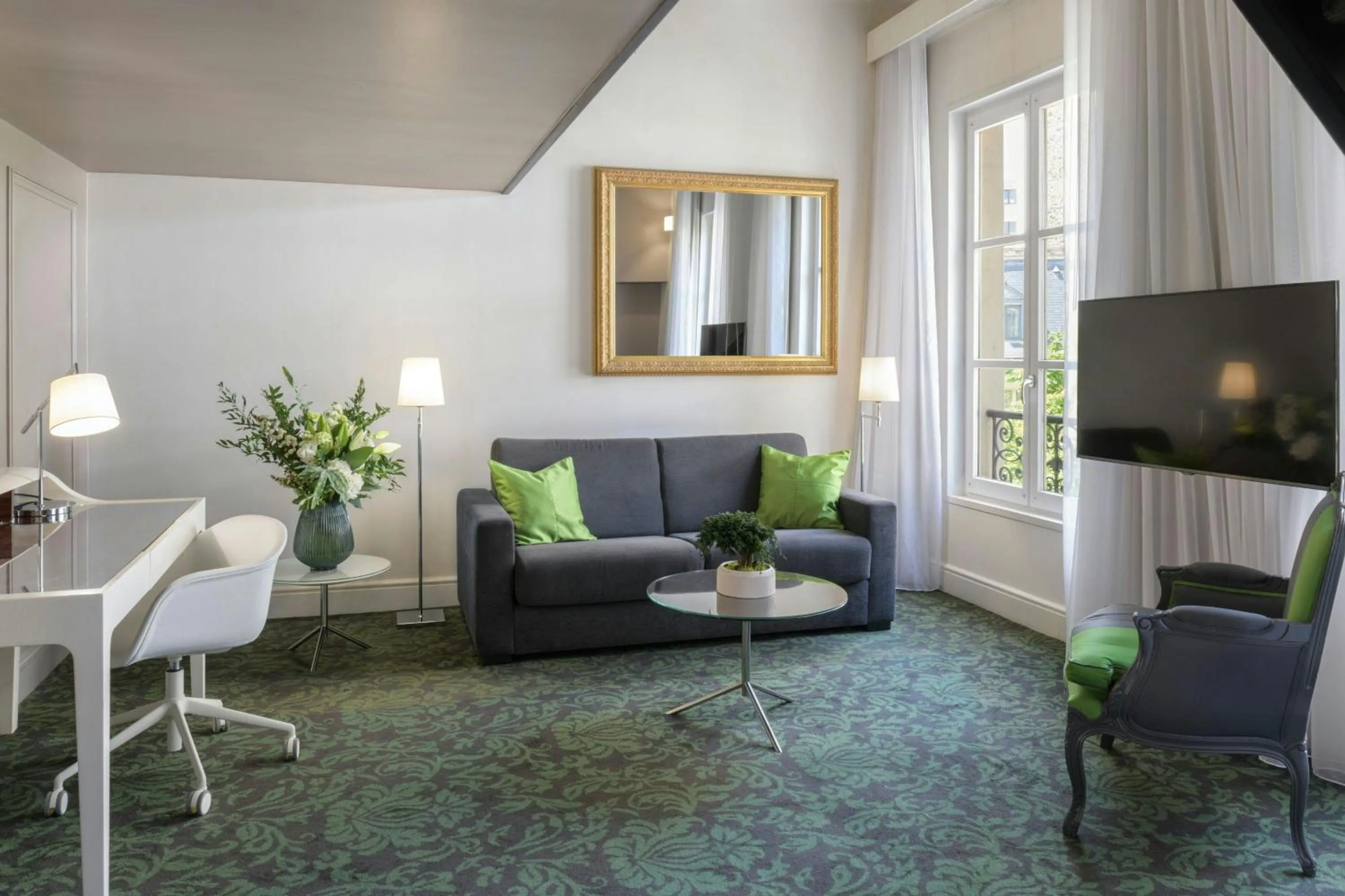 Photo of the whole room in Renaissance Paris Nobel Tour Eiffel Hotel