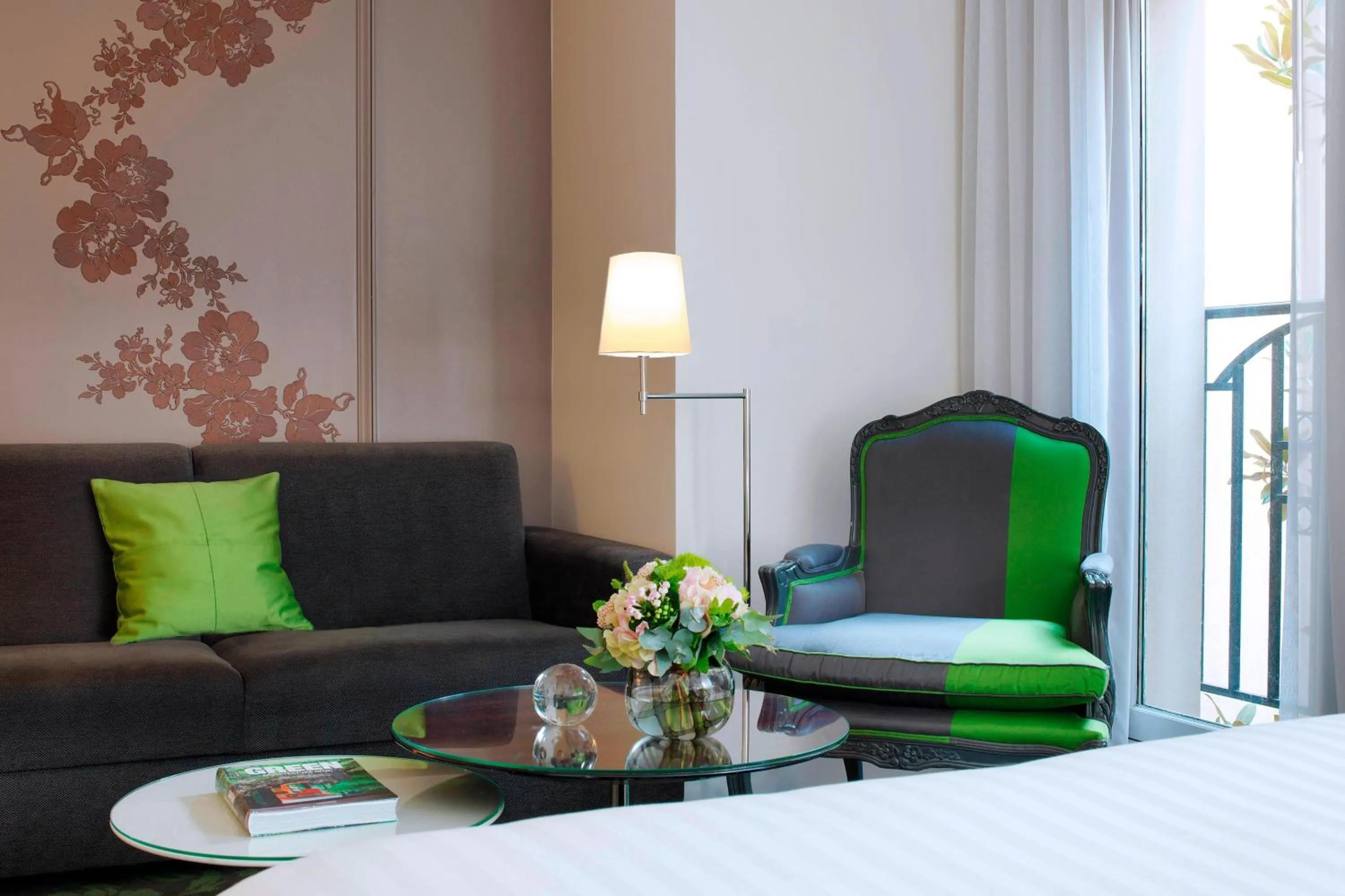 Lounge or bar in Renaissance Paris Nobel Tour Eiffel Hotel