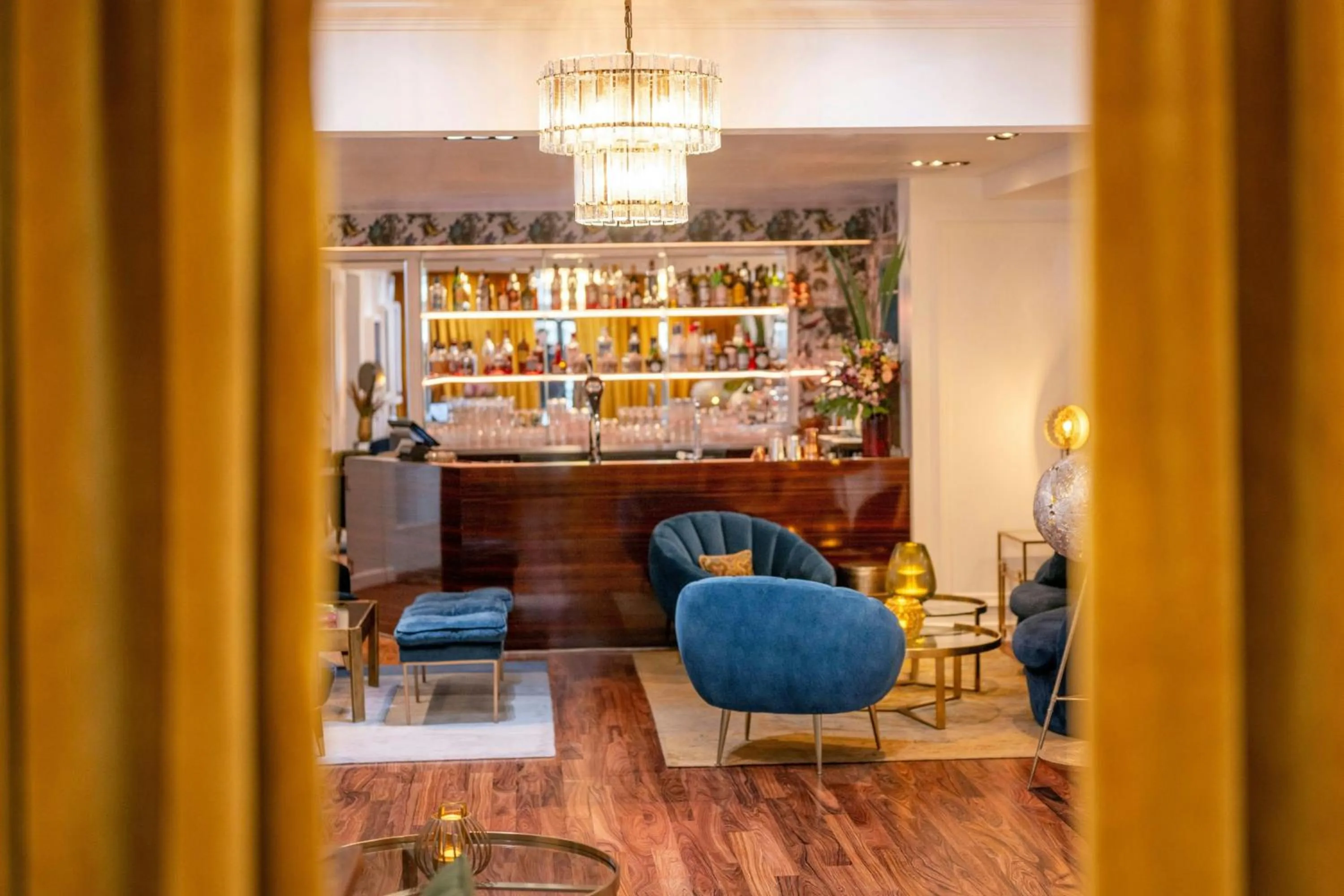 Lounge or bar in Renaissance Paris Nobel Tour Eiffel Hotel