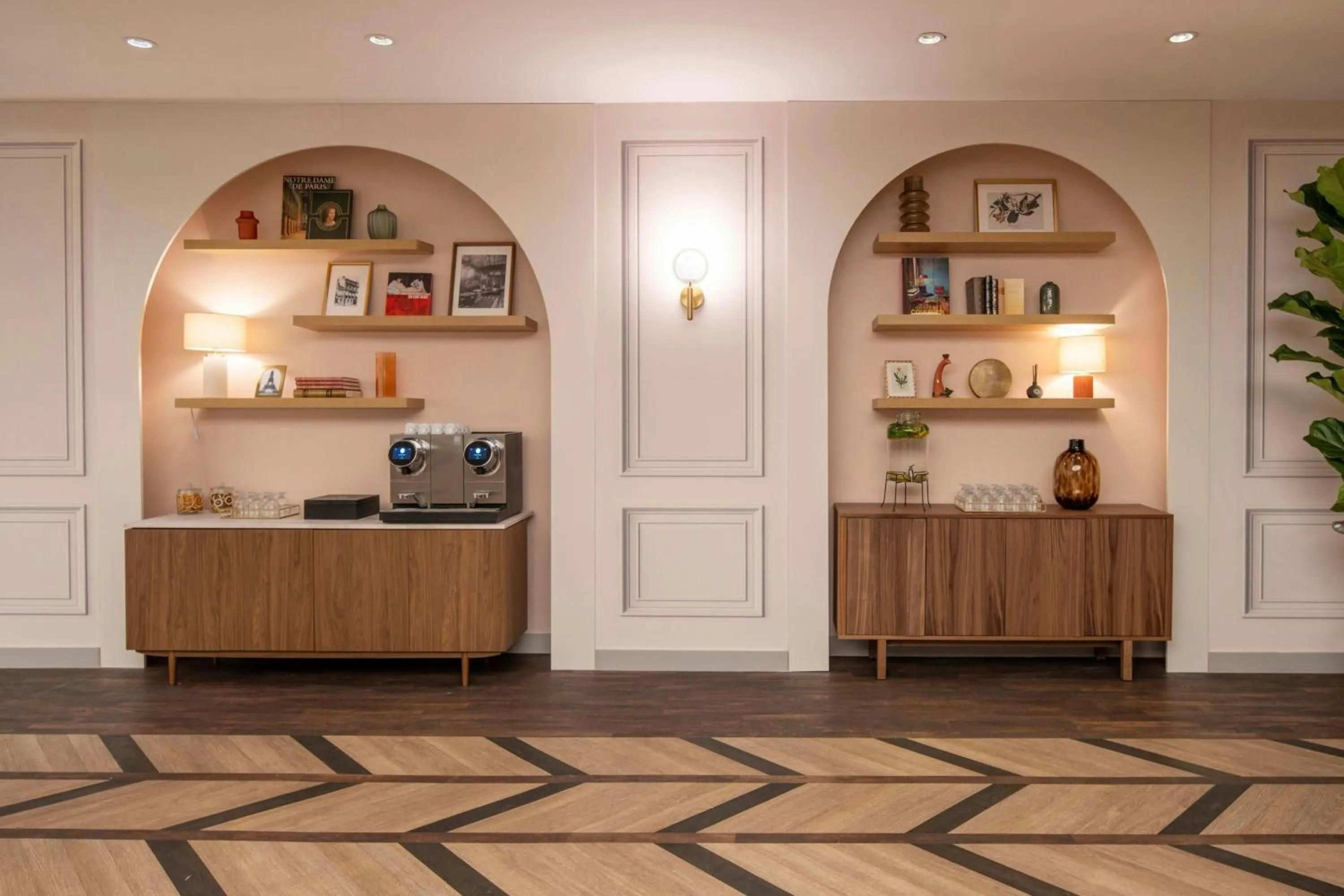 Lounge or bar in Renaissance Paris Nobel Tour Eiffel Hotel