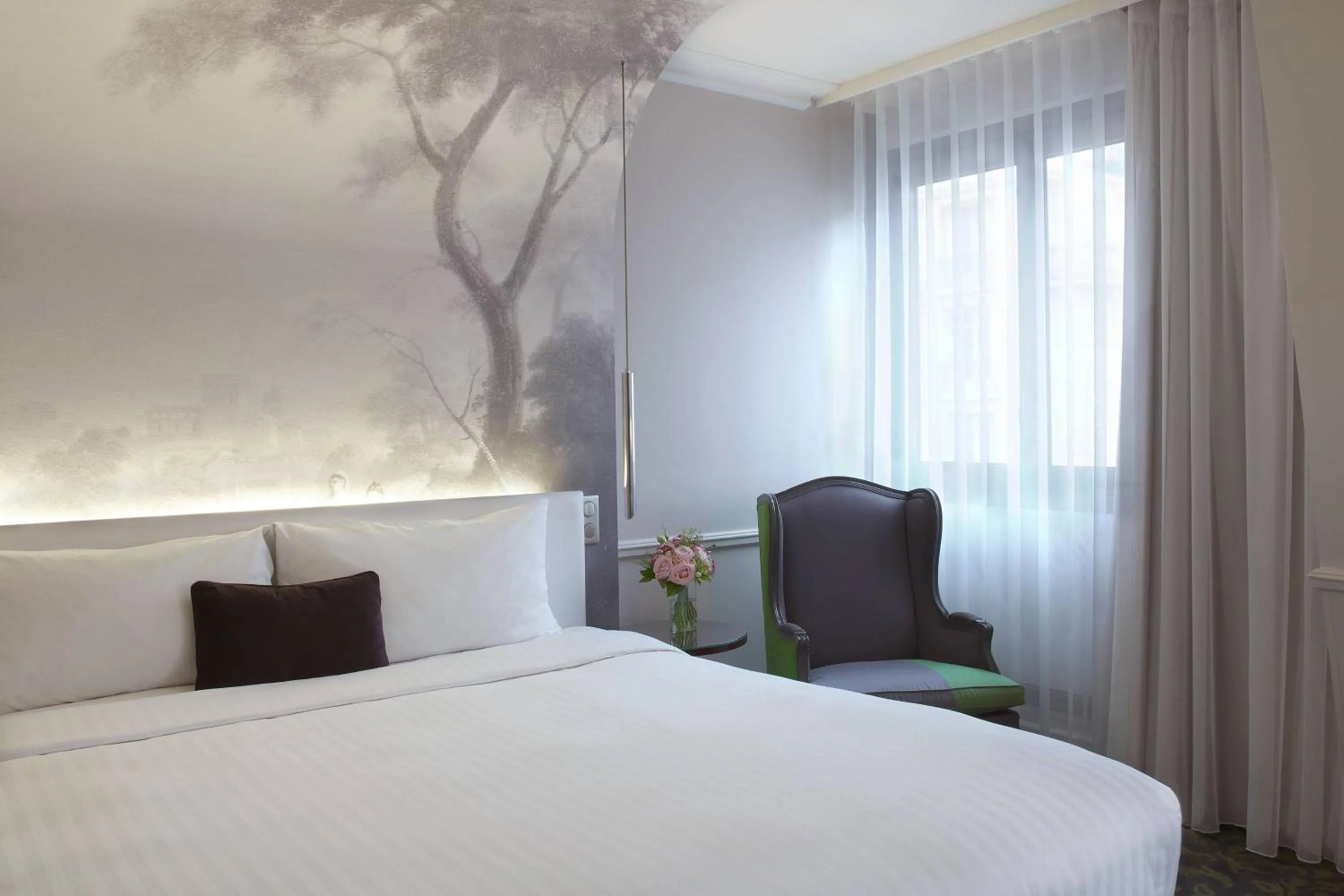 Photo of the whole room, Bed in Renaissance Paris Nobel Tour Eiffel Hotel