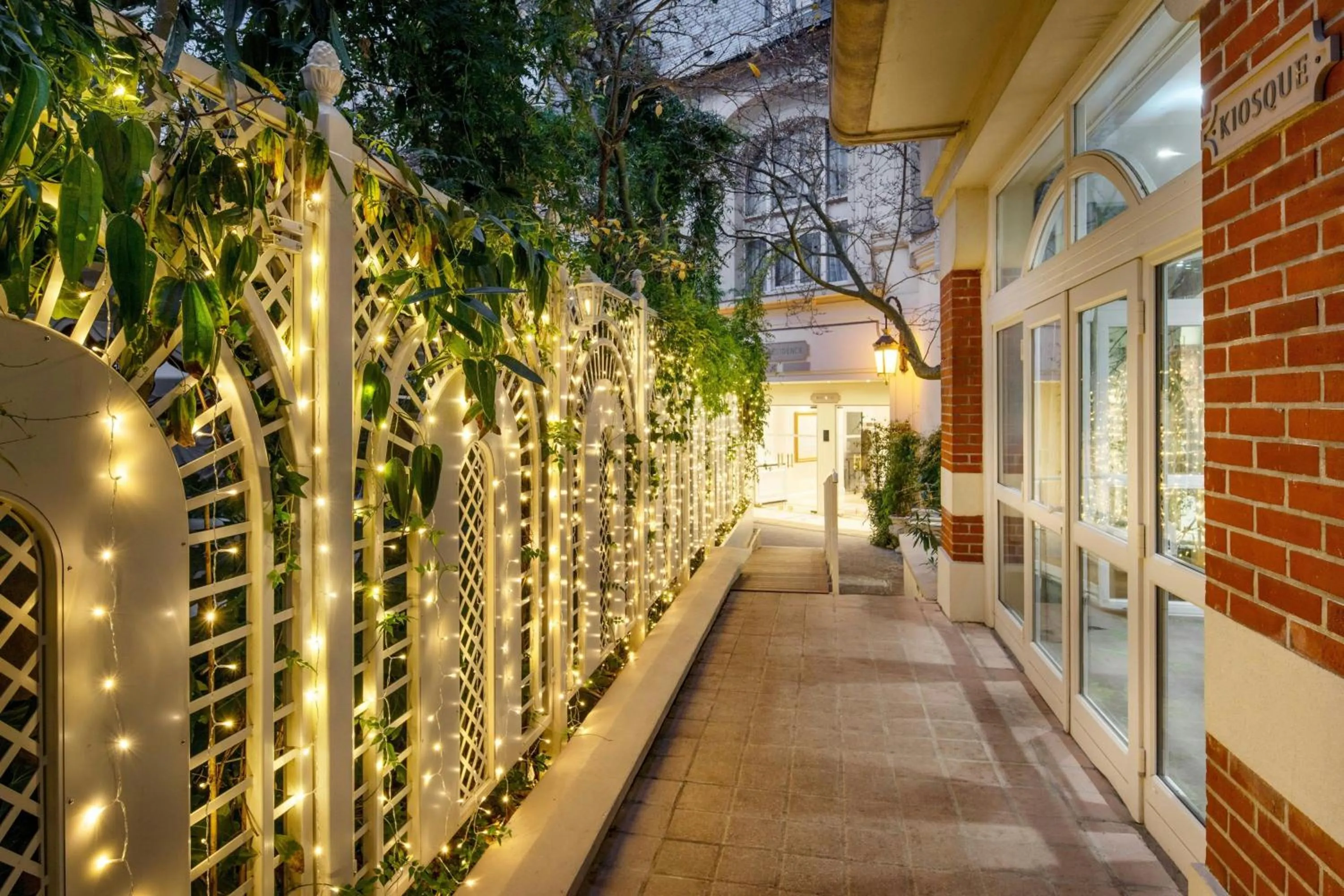 Property building in Renaissance Paris Nobel Tour Eiffel Hotel