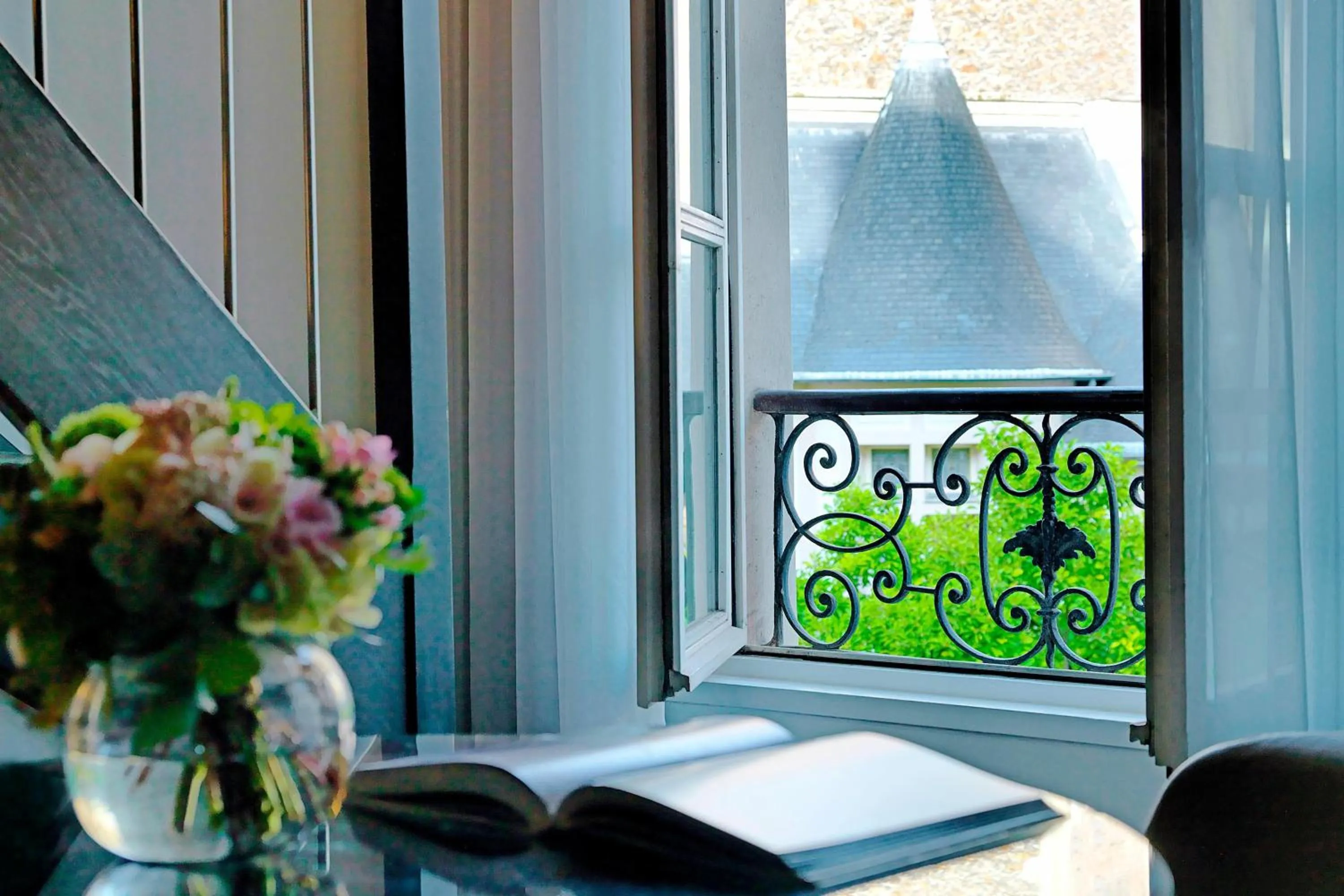 Photo of the whole room in Renaissance Paris Nobel Tour Eiffel Hotel