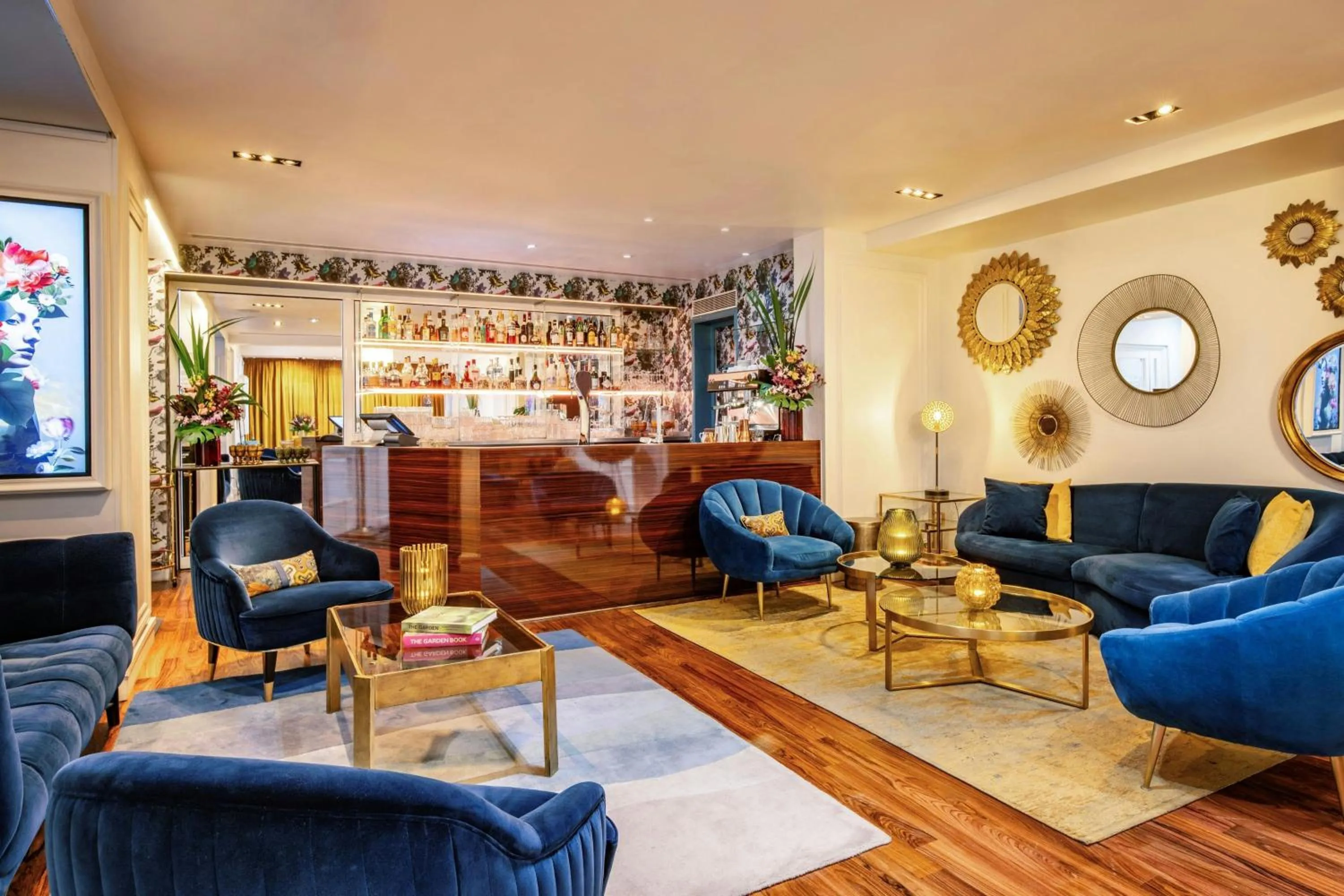 Lounge or bar in Renaissance Paris Nobel Tour Eiffel Hotel