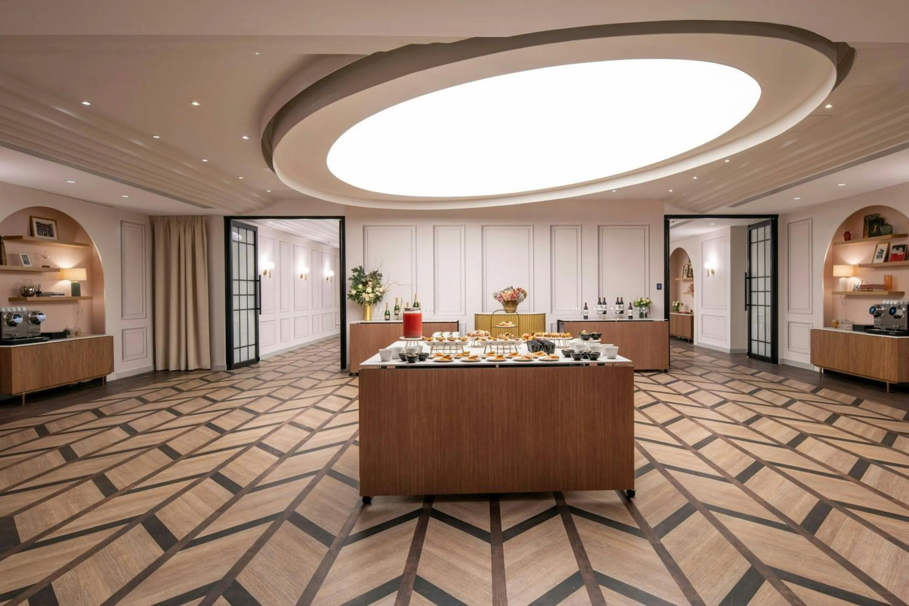 Lounge or bar in Renaissance Paris Nobel Tour Eiffel Hotel