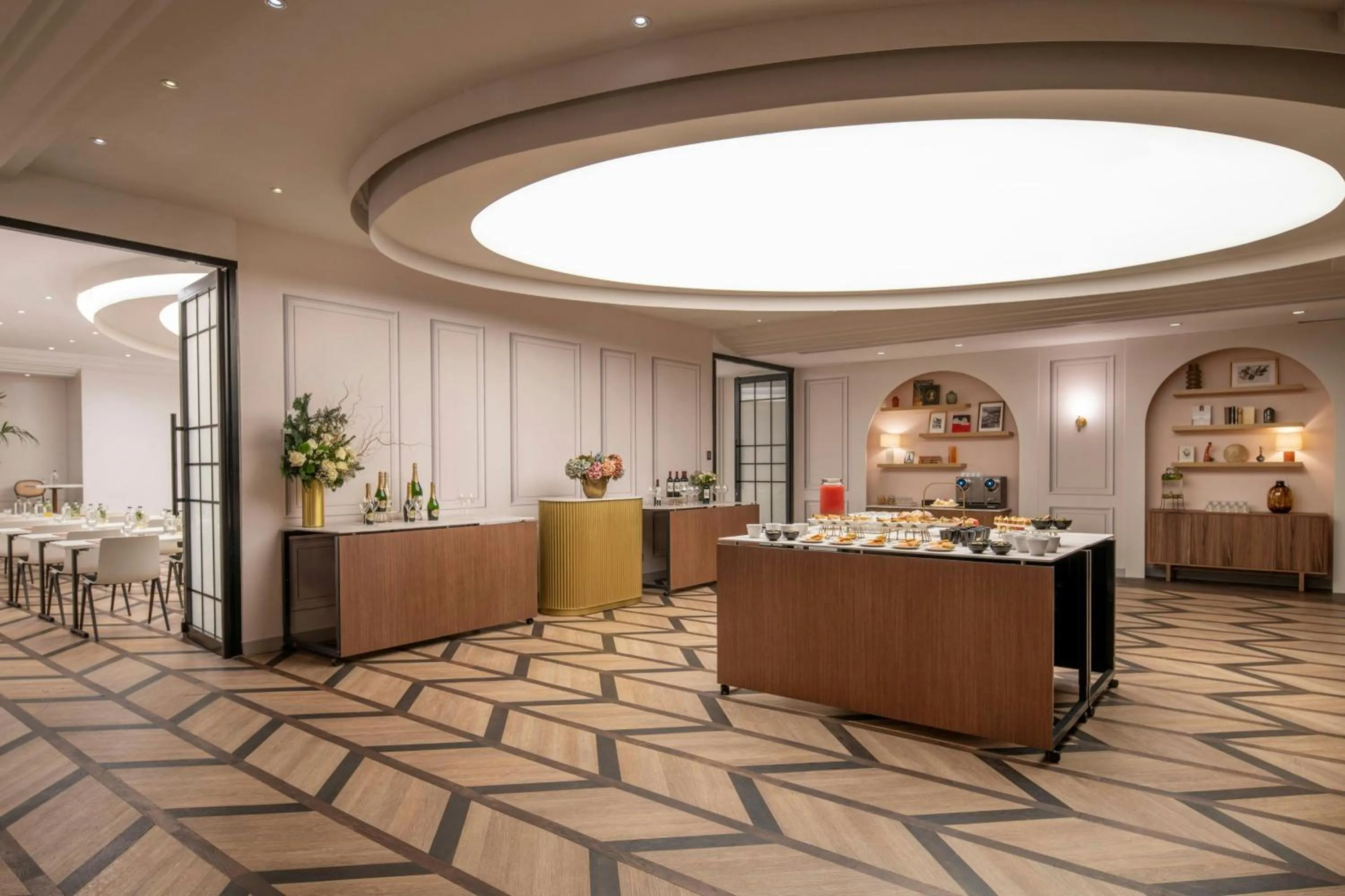 Lounge or bar in Renaissance Paris Nobel Tour Eiffel Hotel