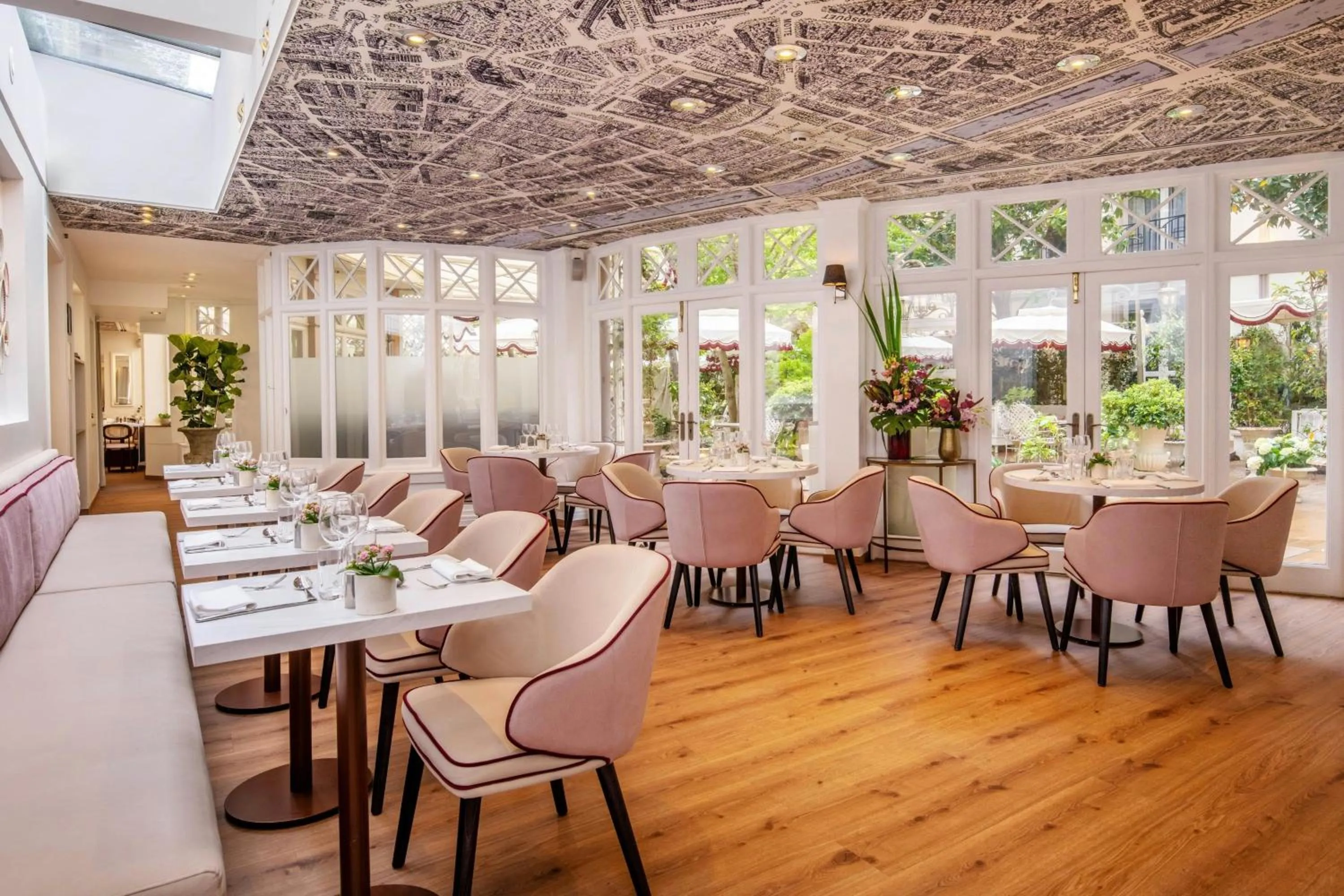 Restaurant/places to eat in Renaissance Paris Nobel Tour Eiffel Hotel