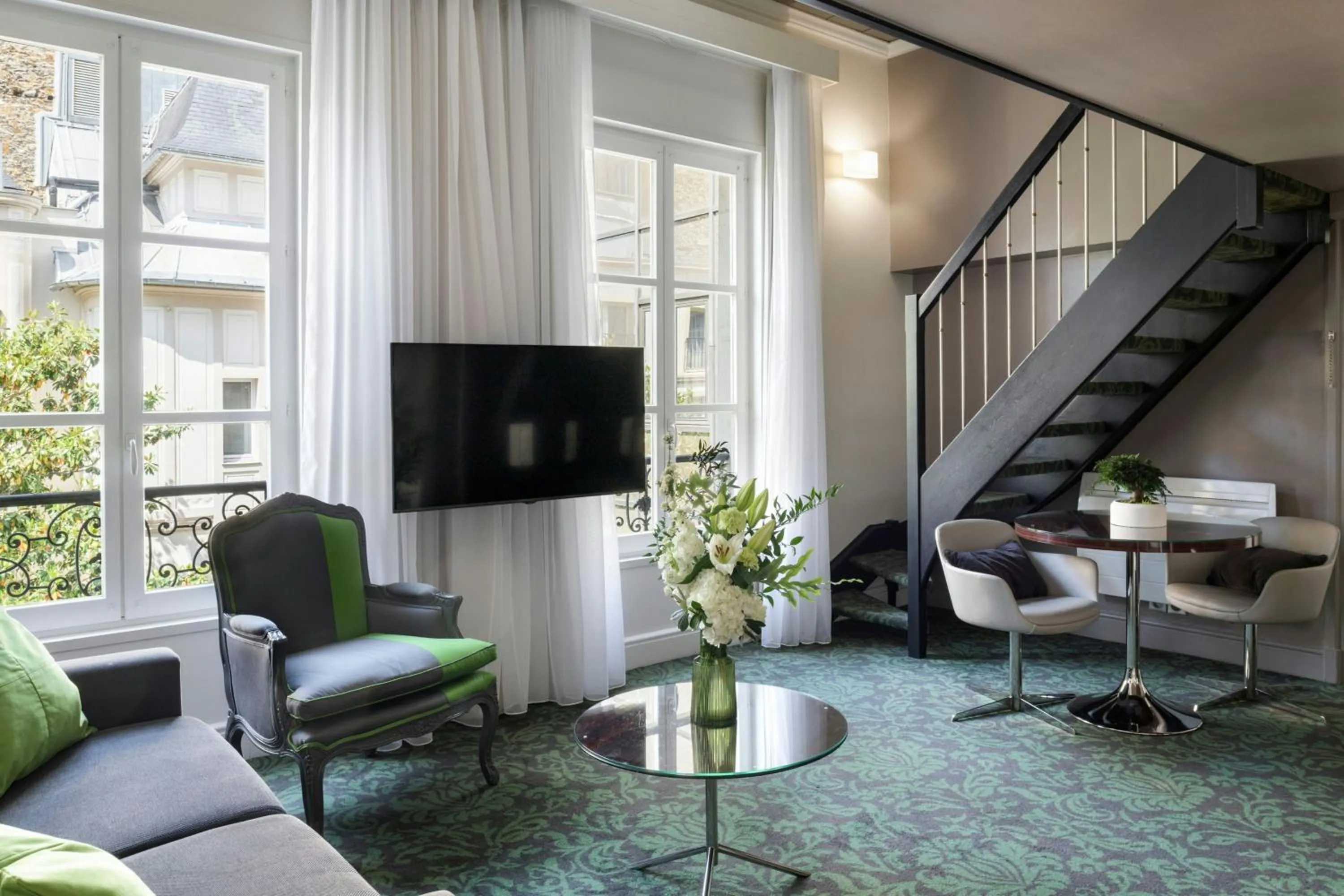 Photo of the whole room in Renaissance Paris Nobel Tour Eiffel Hotel