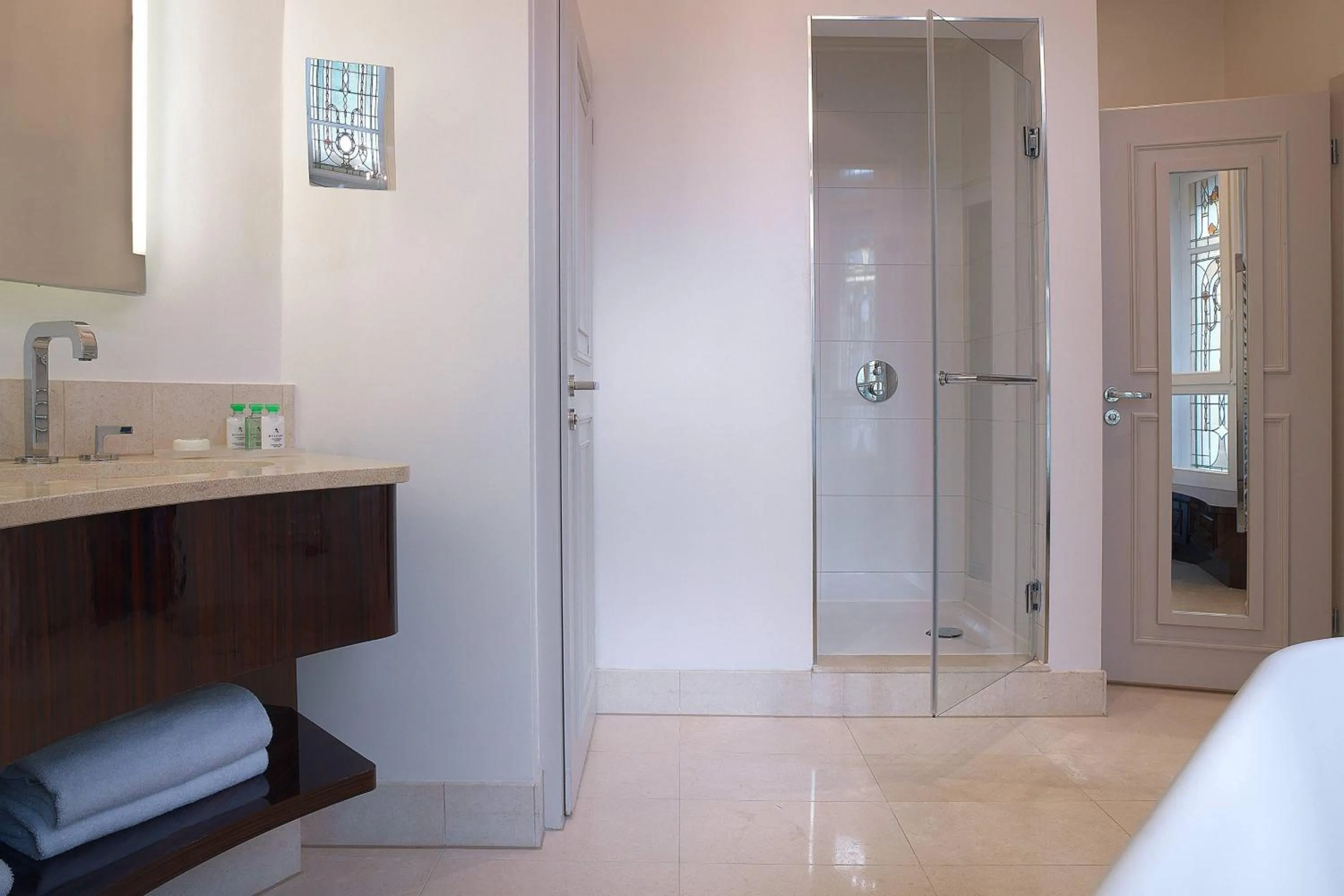 Bathroom in Renaissance Paris Nobel Tour Eiffel Hotel