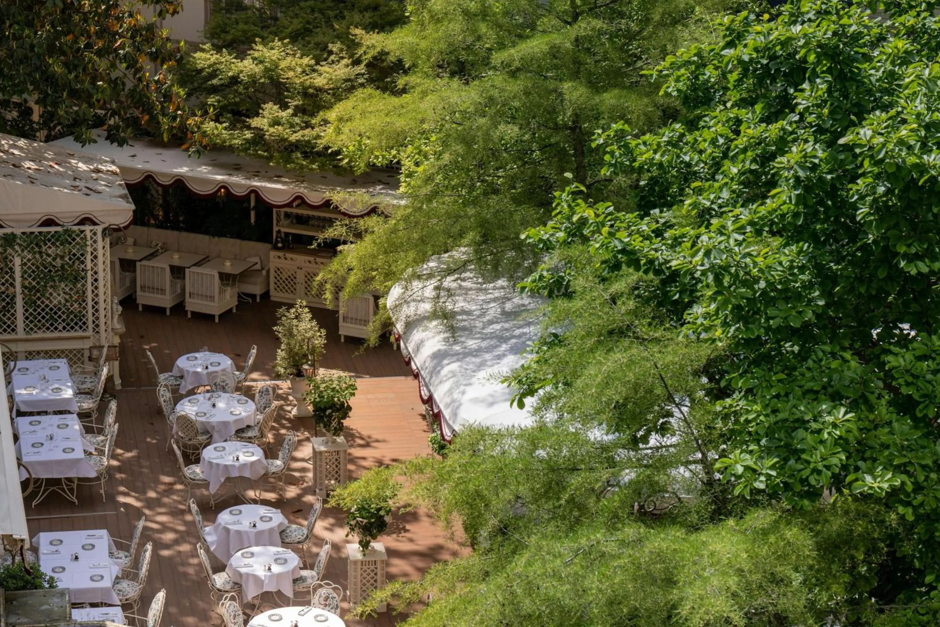 Restaurant/places to eat in Renaissance Paris Nobel Tour Eiffel Hotel