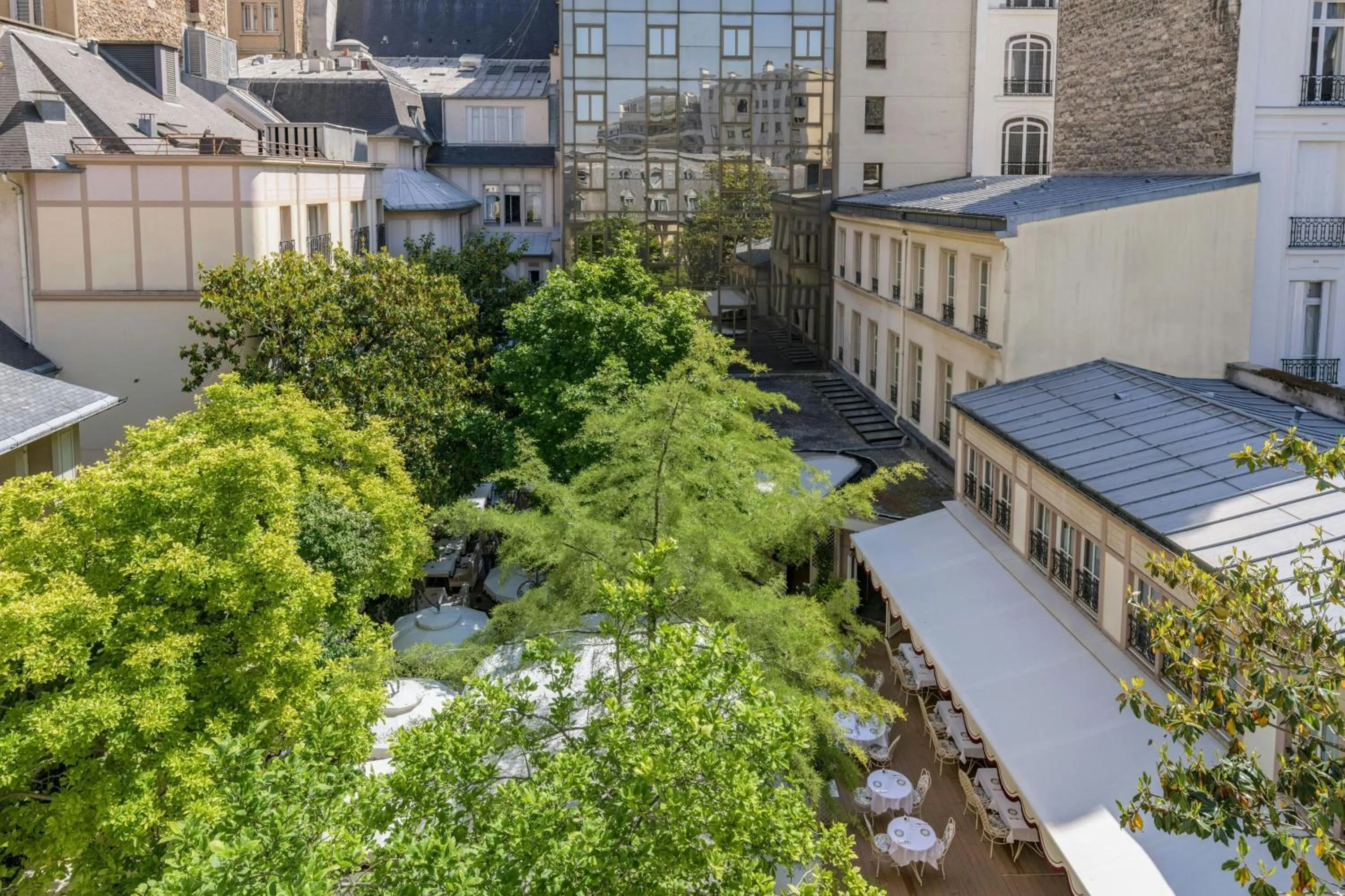 Photo of the whole room in Renaissance Paris Nobel Tour Eiffel Hotel