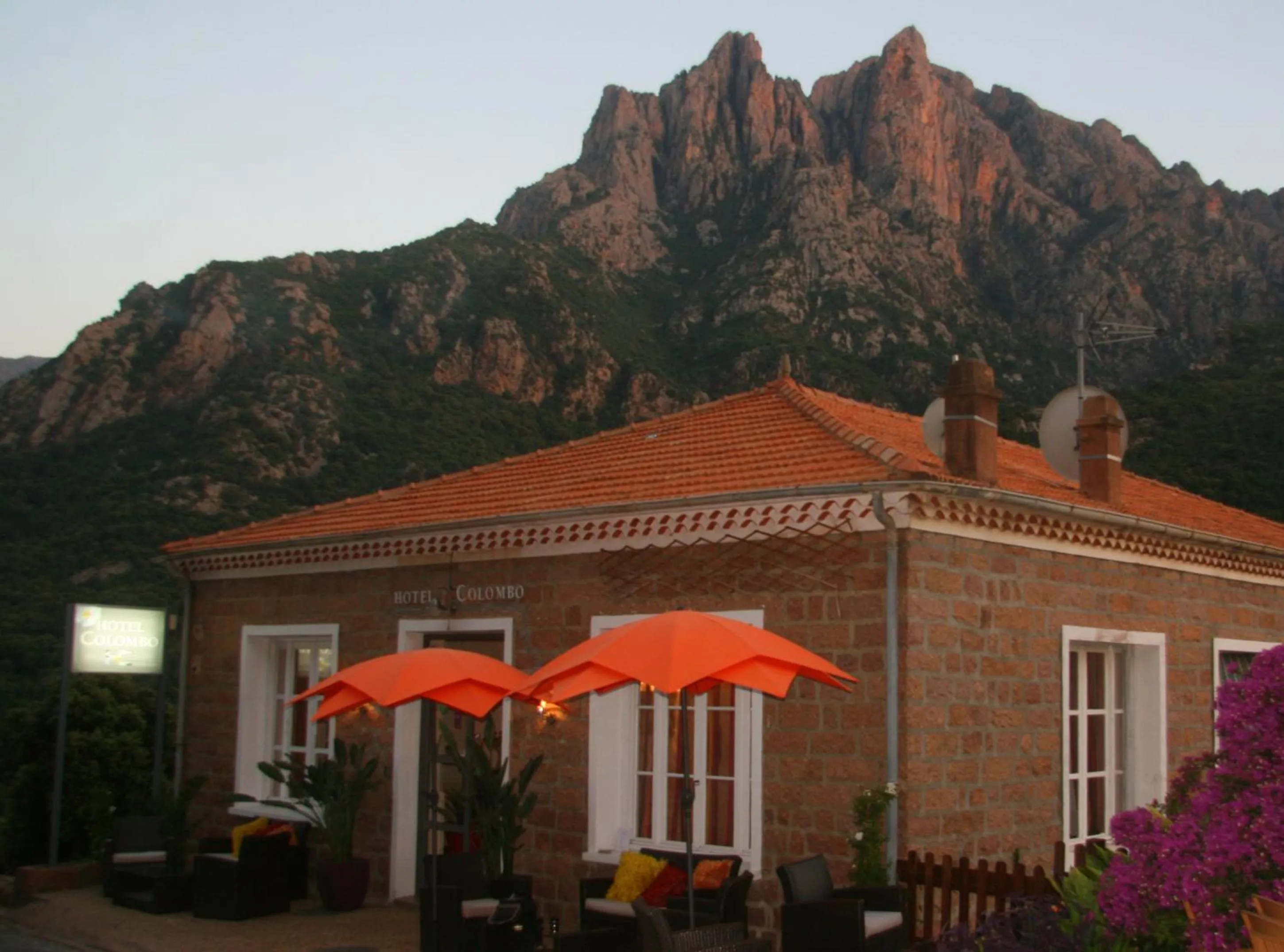 Facade/entrance in Hôtel Colombo- Porto Corse