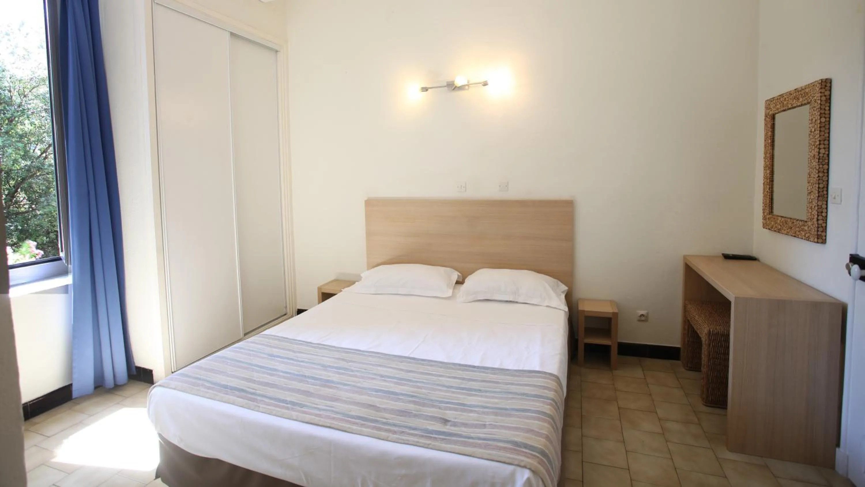 Bathroom, Bed in Hôtel Colombo- Porto Corse