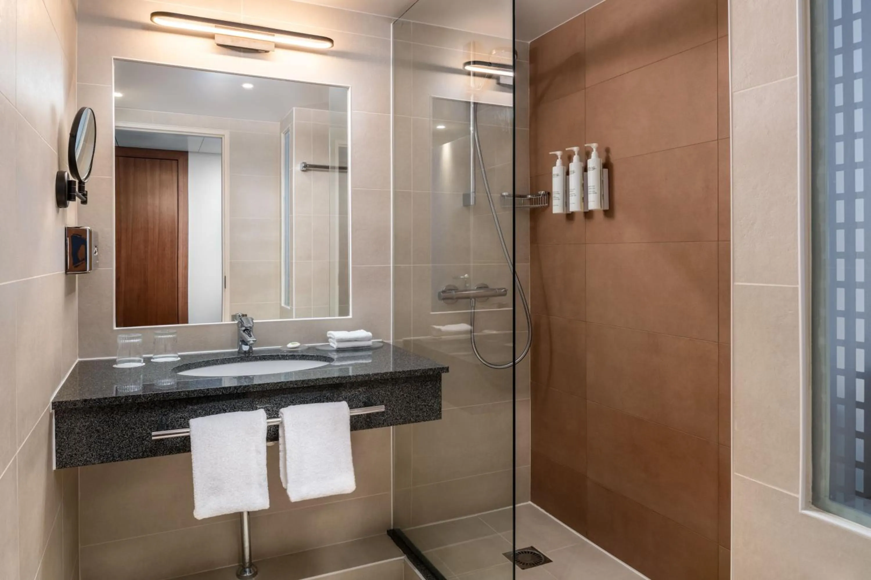 Bathroom in Courtyard by Marriott Paris La Defense West - Colombes