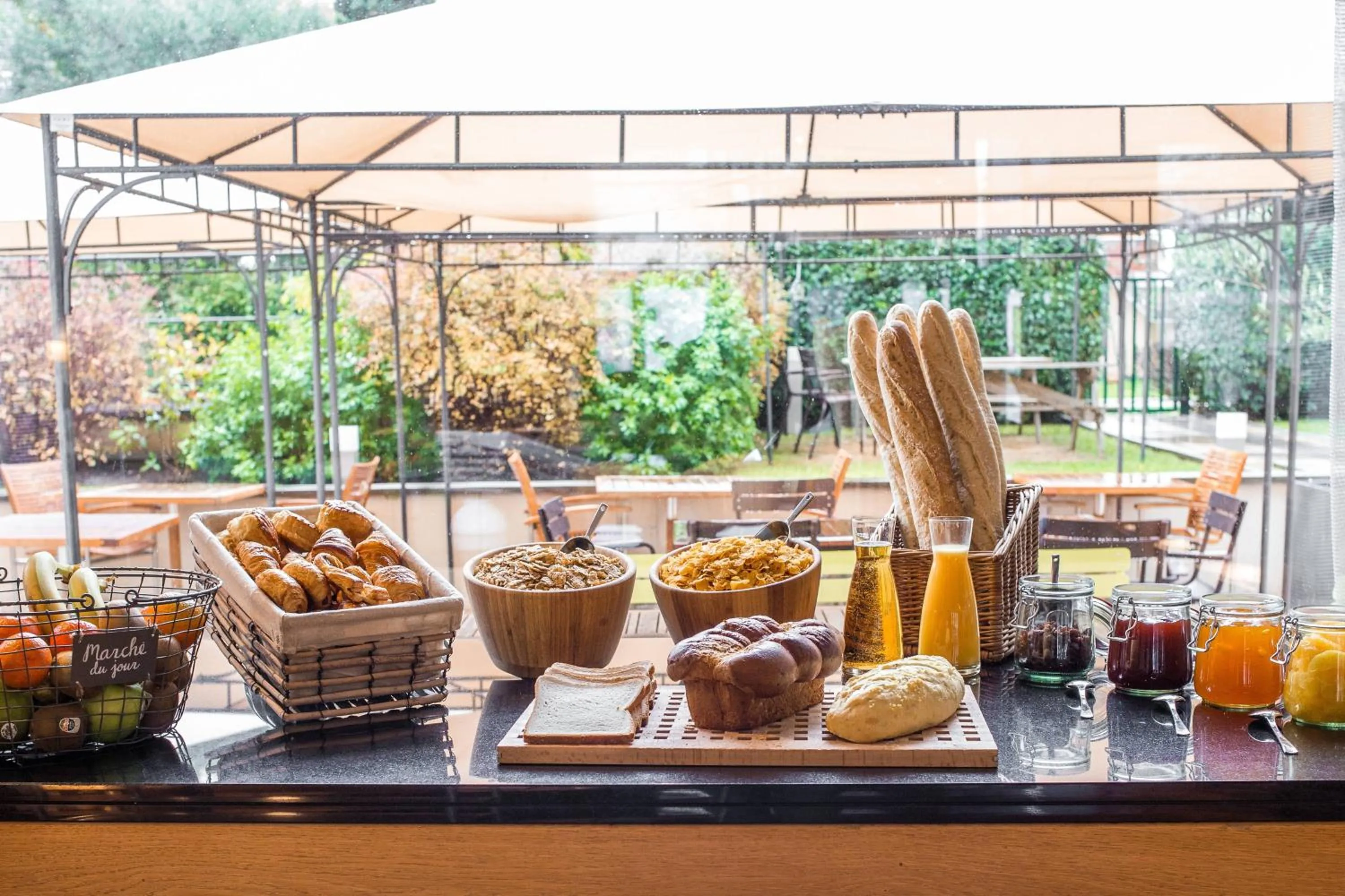 Breakfast in Courtyard by Marriott Paris La Defense West - Colombes