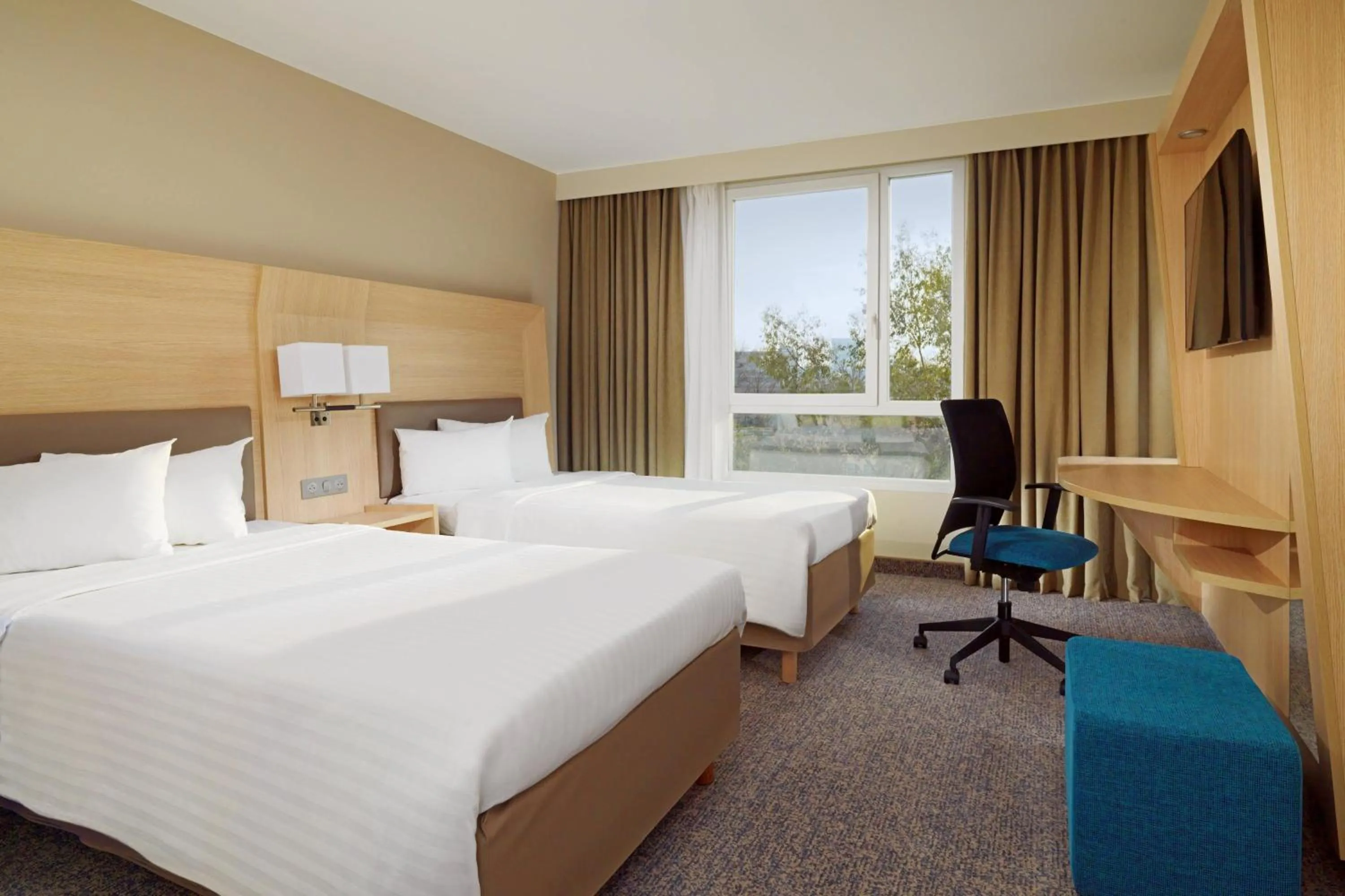 Photo of the whole room, Bed in Courtyard by Marriott Paris La Defense West - Colombes