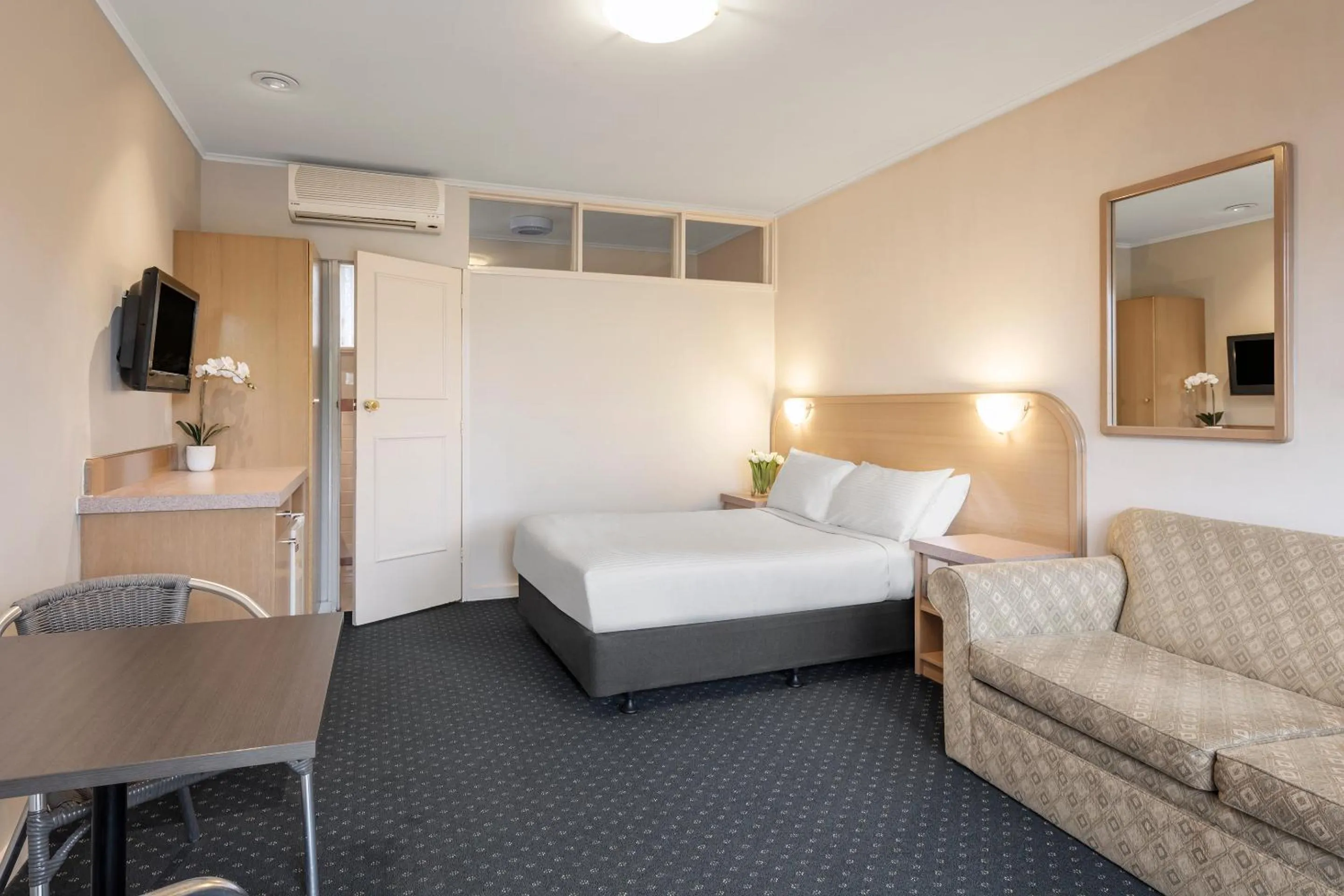 Seating area, Bed in Dorset Gardens Hotel