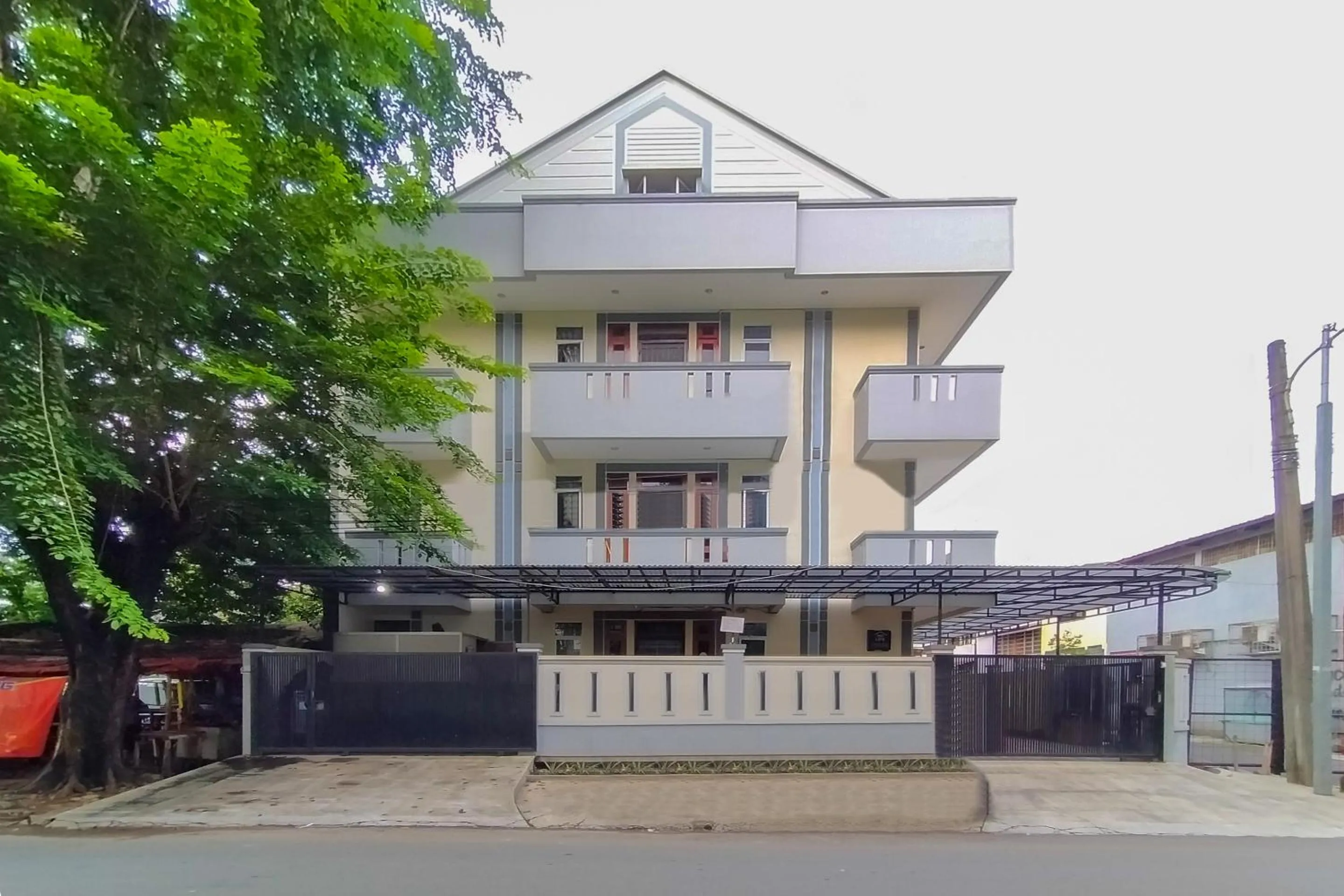 Facade/entrance in KoolKost Syariah @ Duri Kosambi