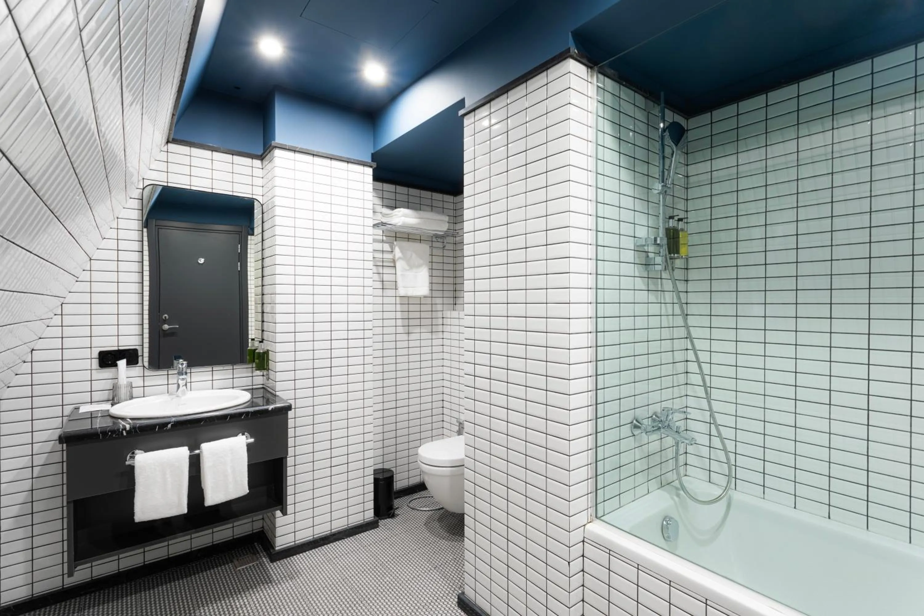 Shower in Puris Moedani Boutique Hotel